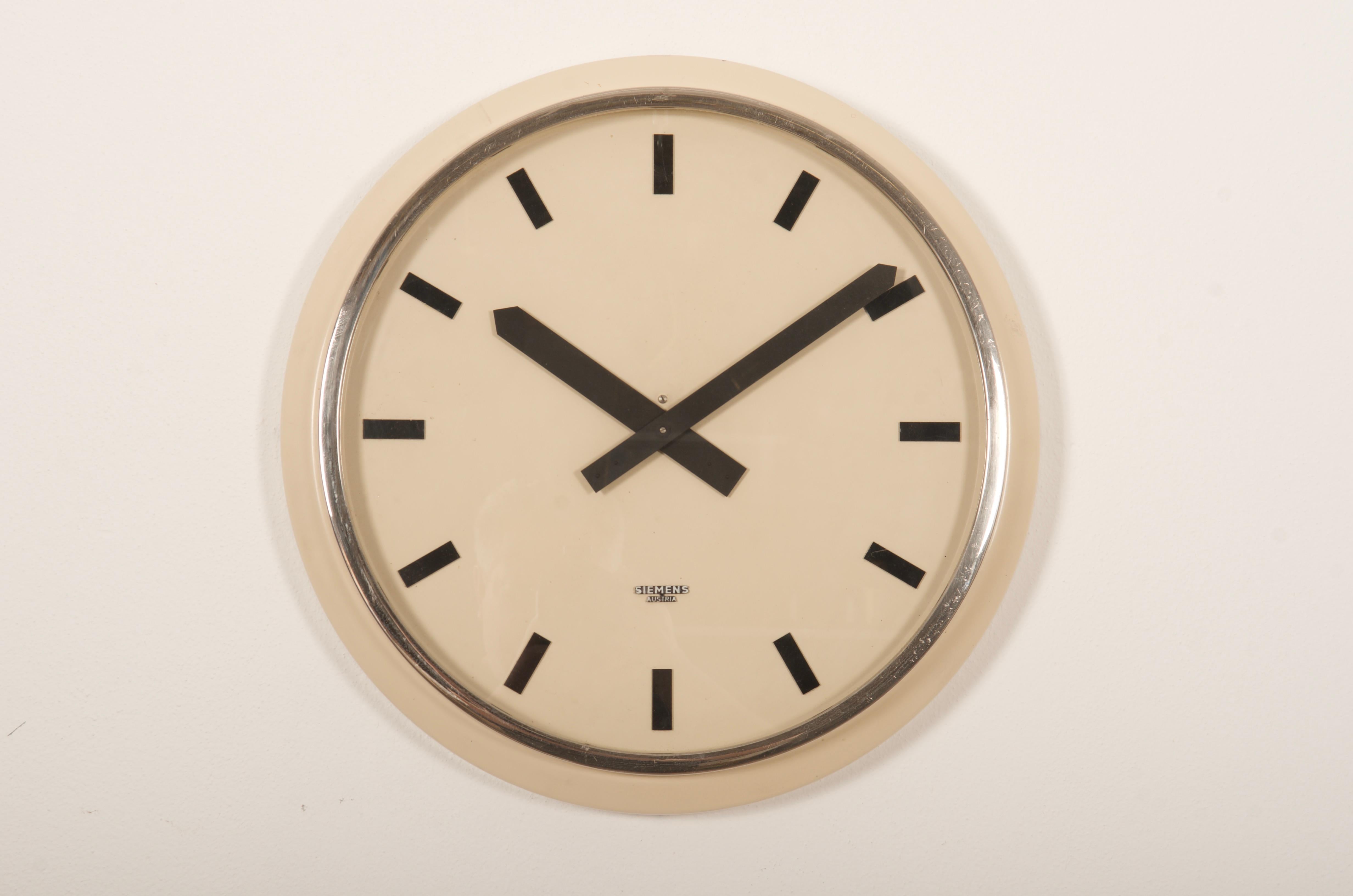 Steel painted with chromed index and hands. Manufactured by Siemens in Austria in the 1960s. 
Formerly a slave clock, it is now fitted with a modern quartz movement with a battery.