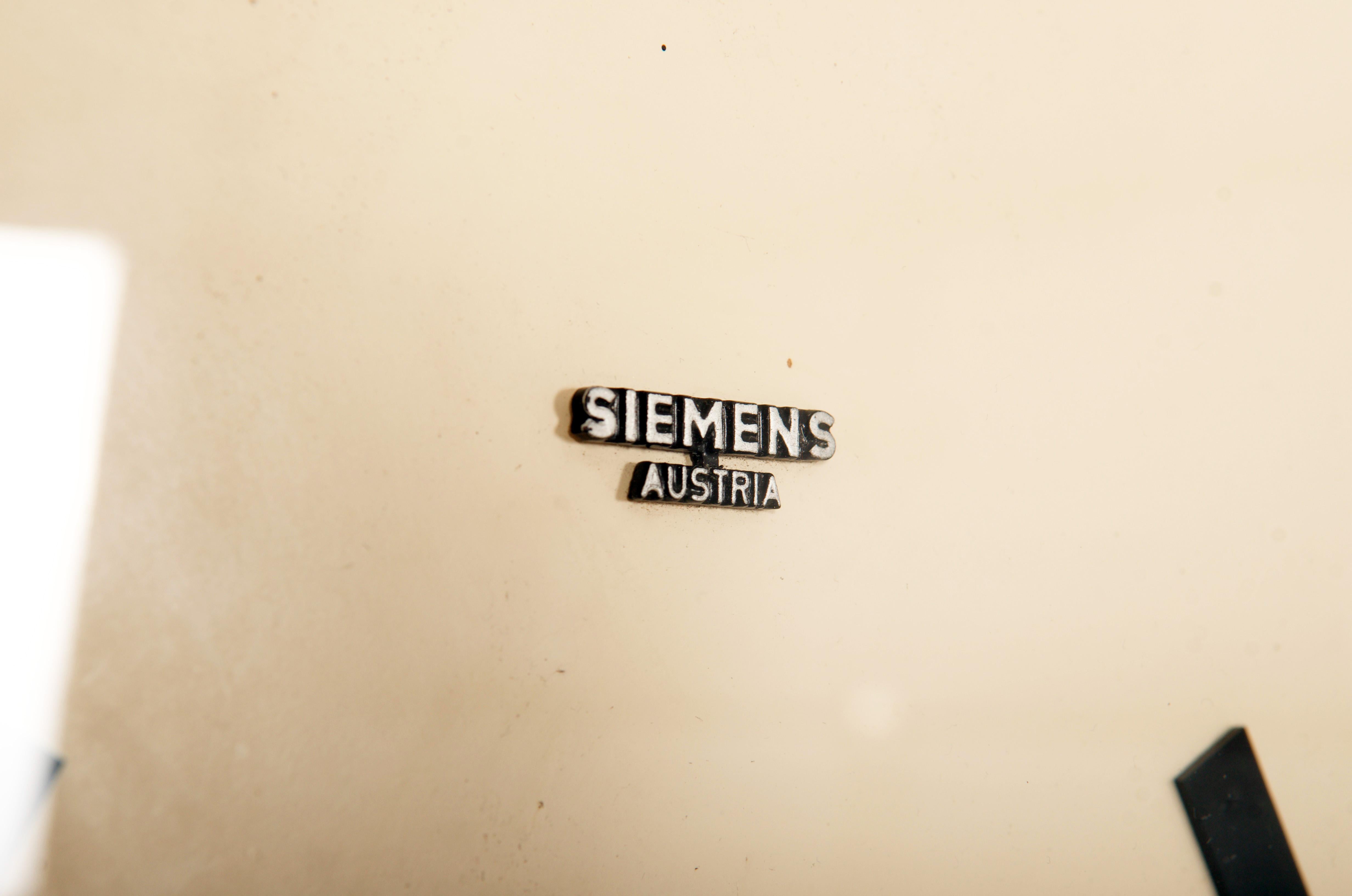 Peint Grande horloge de bureau, d'usine ou d'usine autrichienne Siemens en vente
