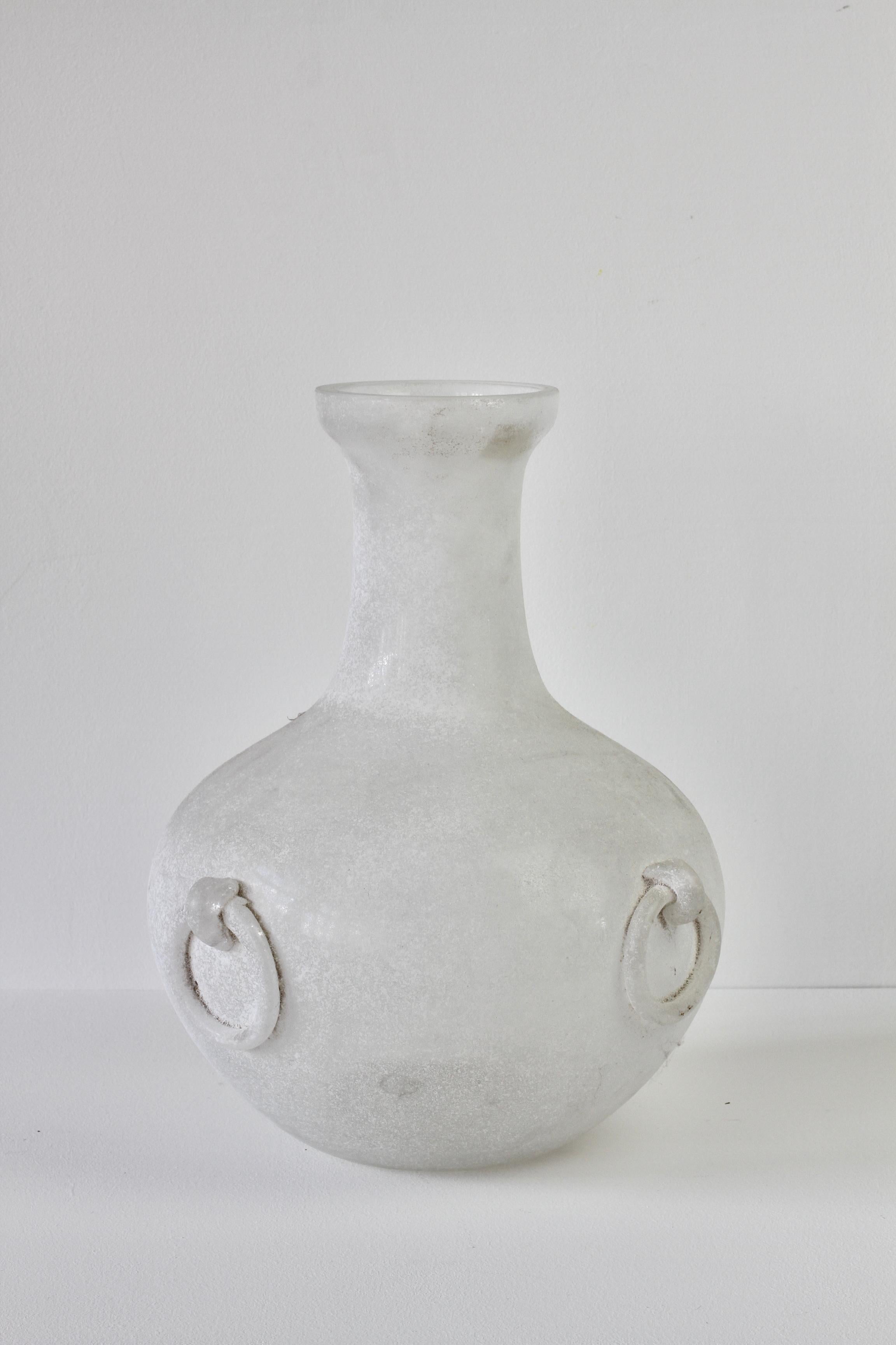 Huge Signed Seguso Vetri d'Arte White 'a Scavo' Murano Glass Amphora or Vase For Sale 1