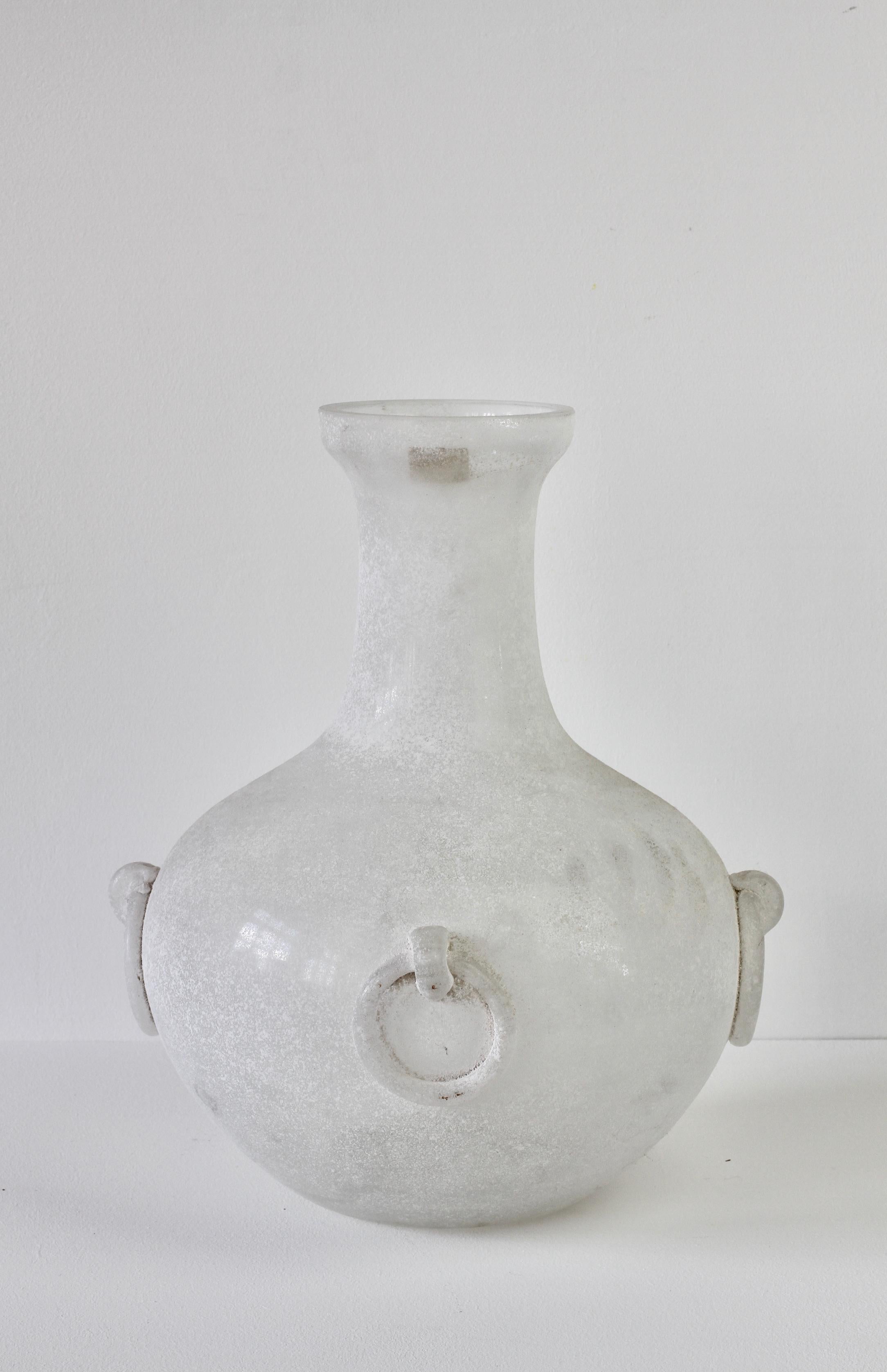 Riesige signierte Seguso Vetri d'Arte Weiß 'a Scavo' Murano Glas Amphora oder Vase im Angebot 4