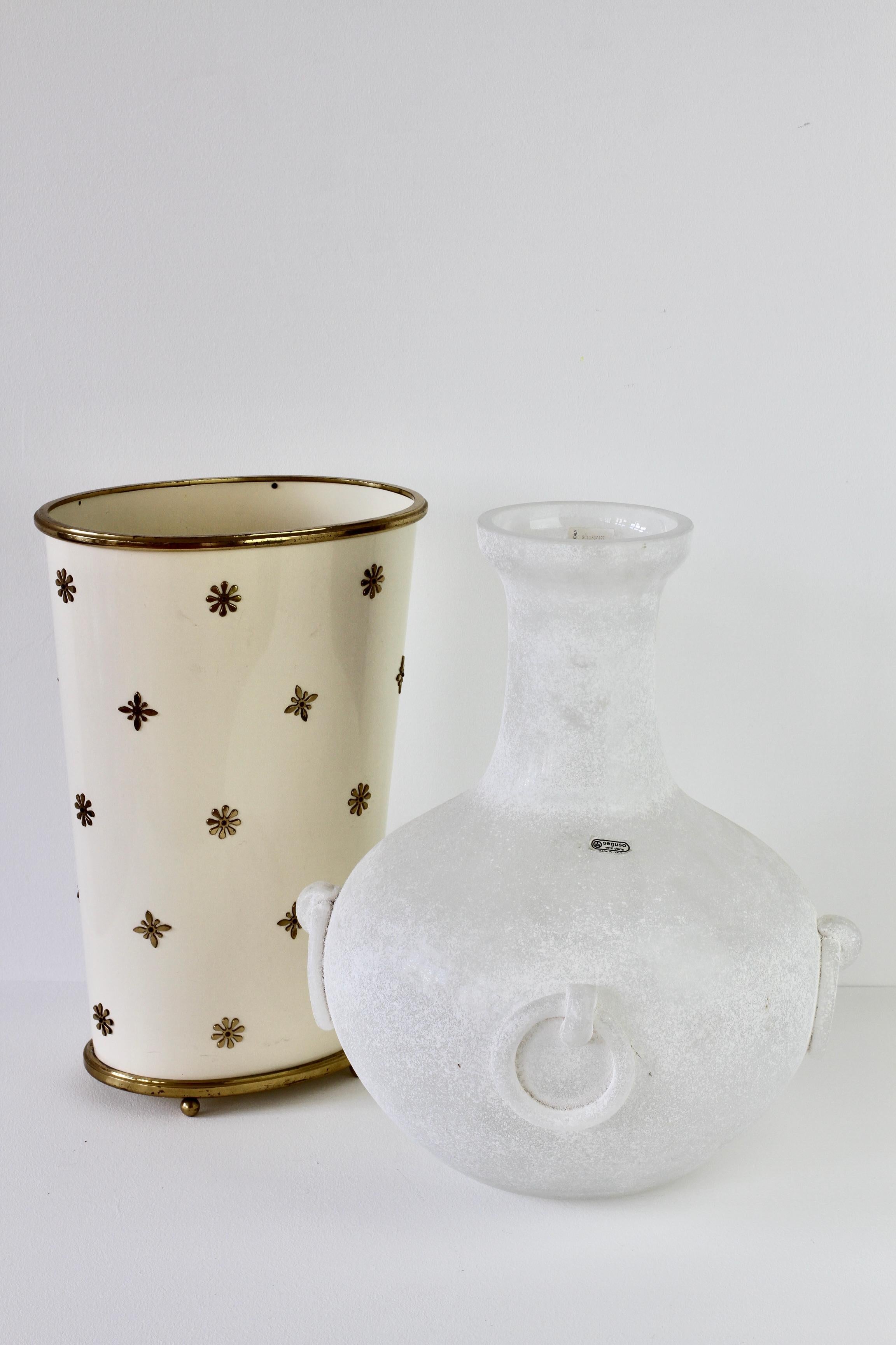 Riesige signierte Seguso Vetri d'Arte Weiß 'a Scavo' Murano Glas Amphora oder Vase im Angebot 11