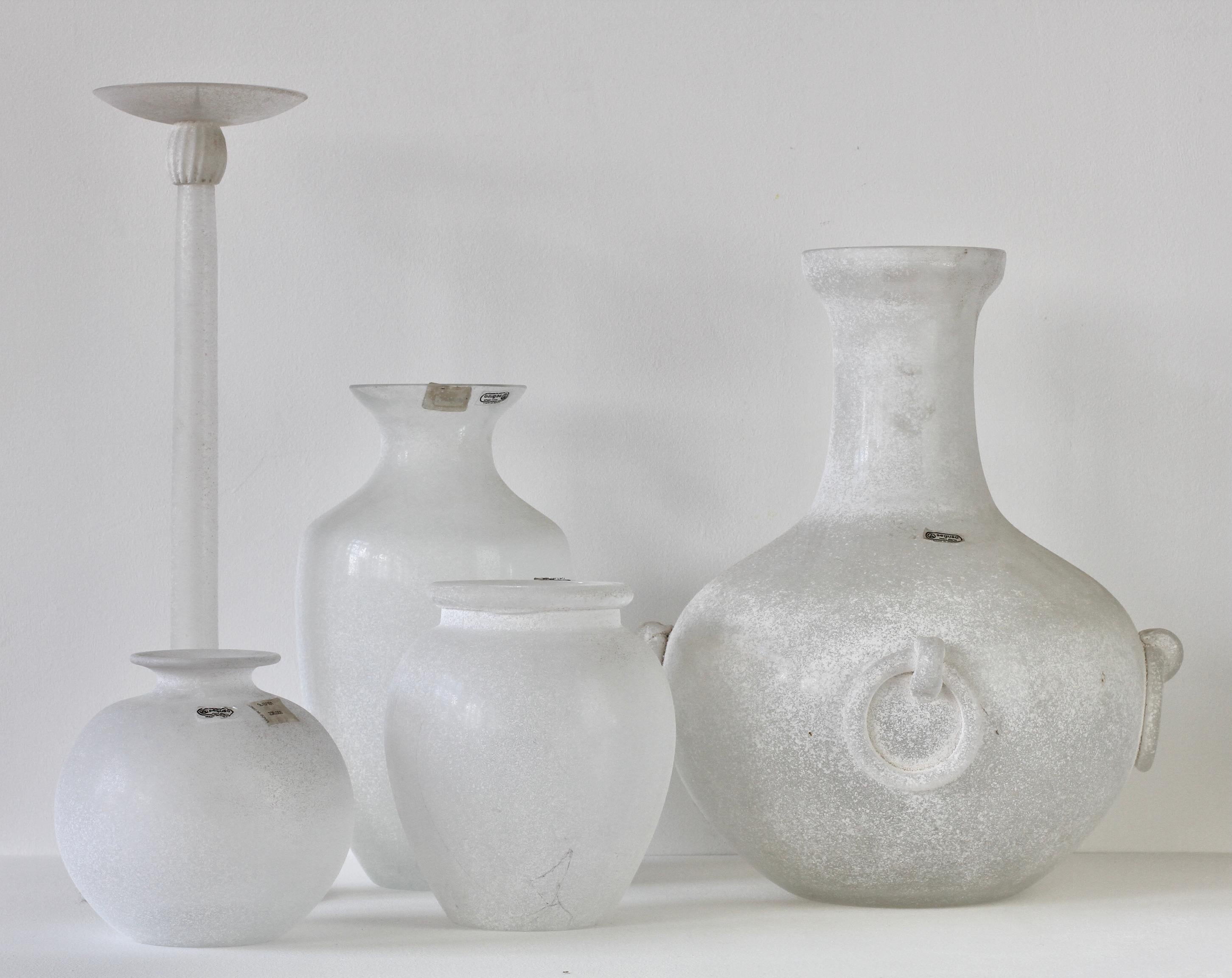 Riesige signierte Seguso Vetri d'Arte Weiß 'a Scavo' Murano Glas Amphora oder Vase im Angebot 12