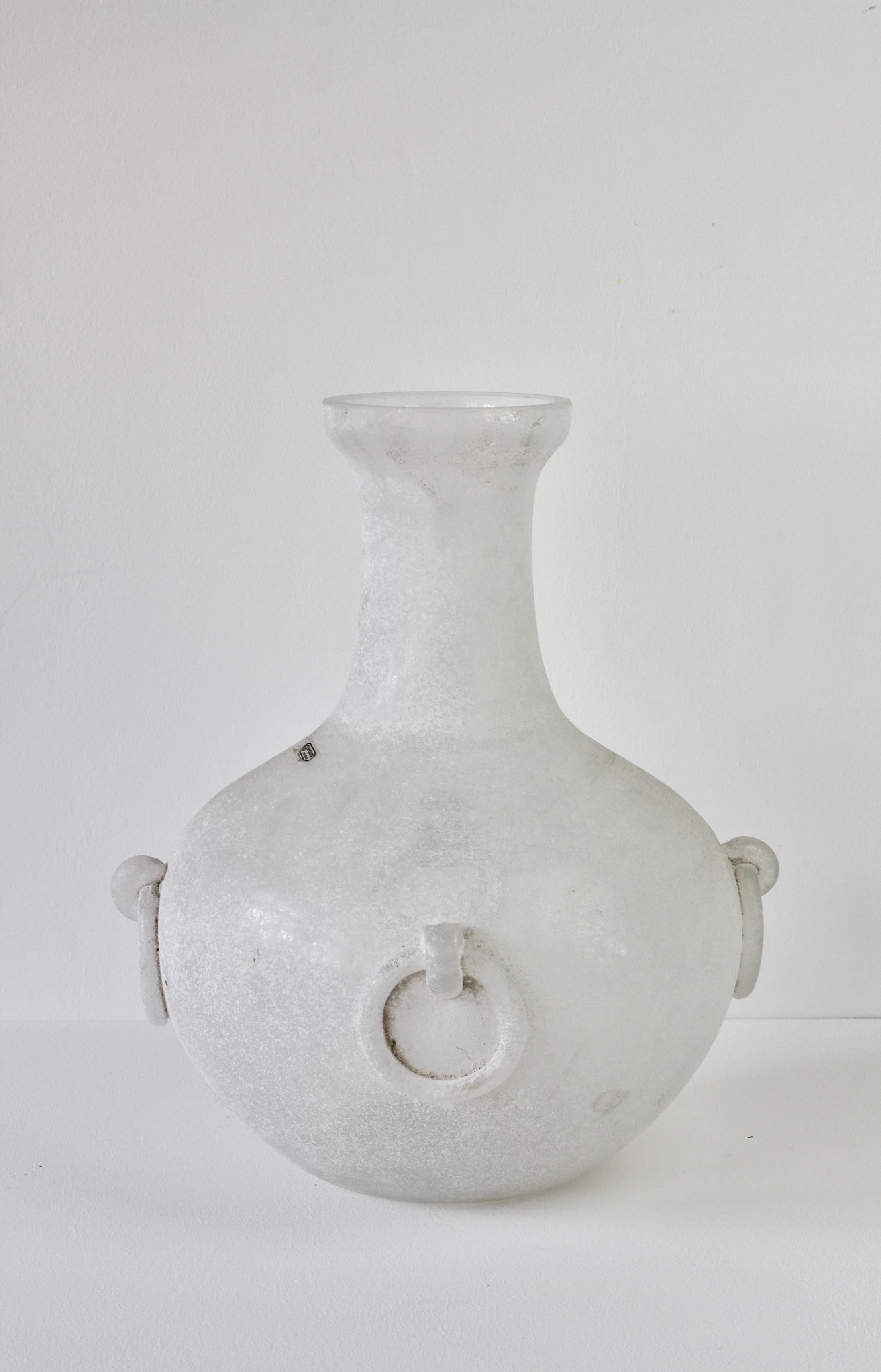 italien Énorme amphore ou vase en verre de Murano signé Seguso Vetri d'Arte blanc 