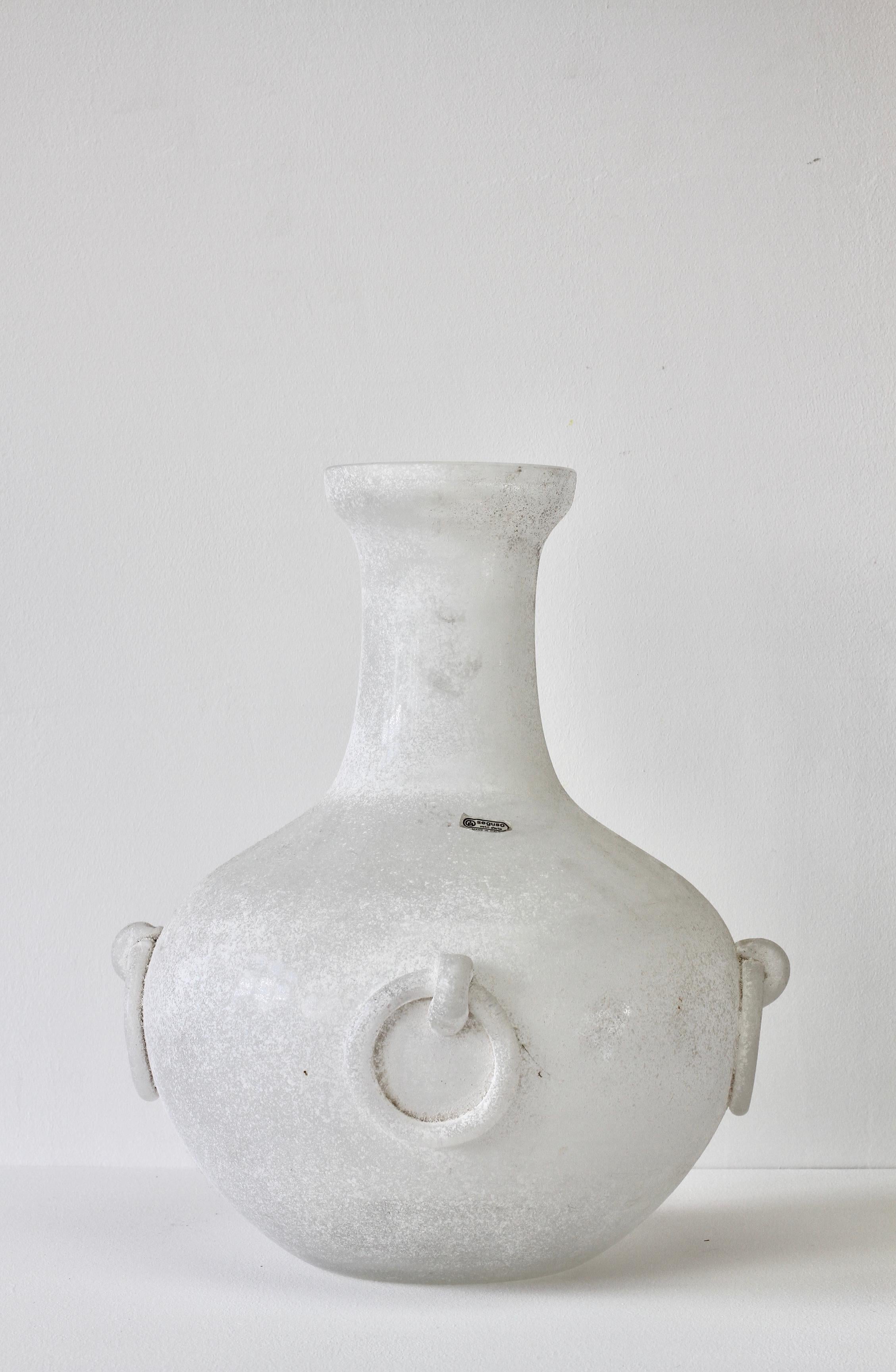 Riesige signierte Seguso Vetri d'Arte Weiß 'a Scavo' Murano Glas Amphora oder Vase (Geblasenes Glas) im Angebot