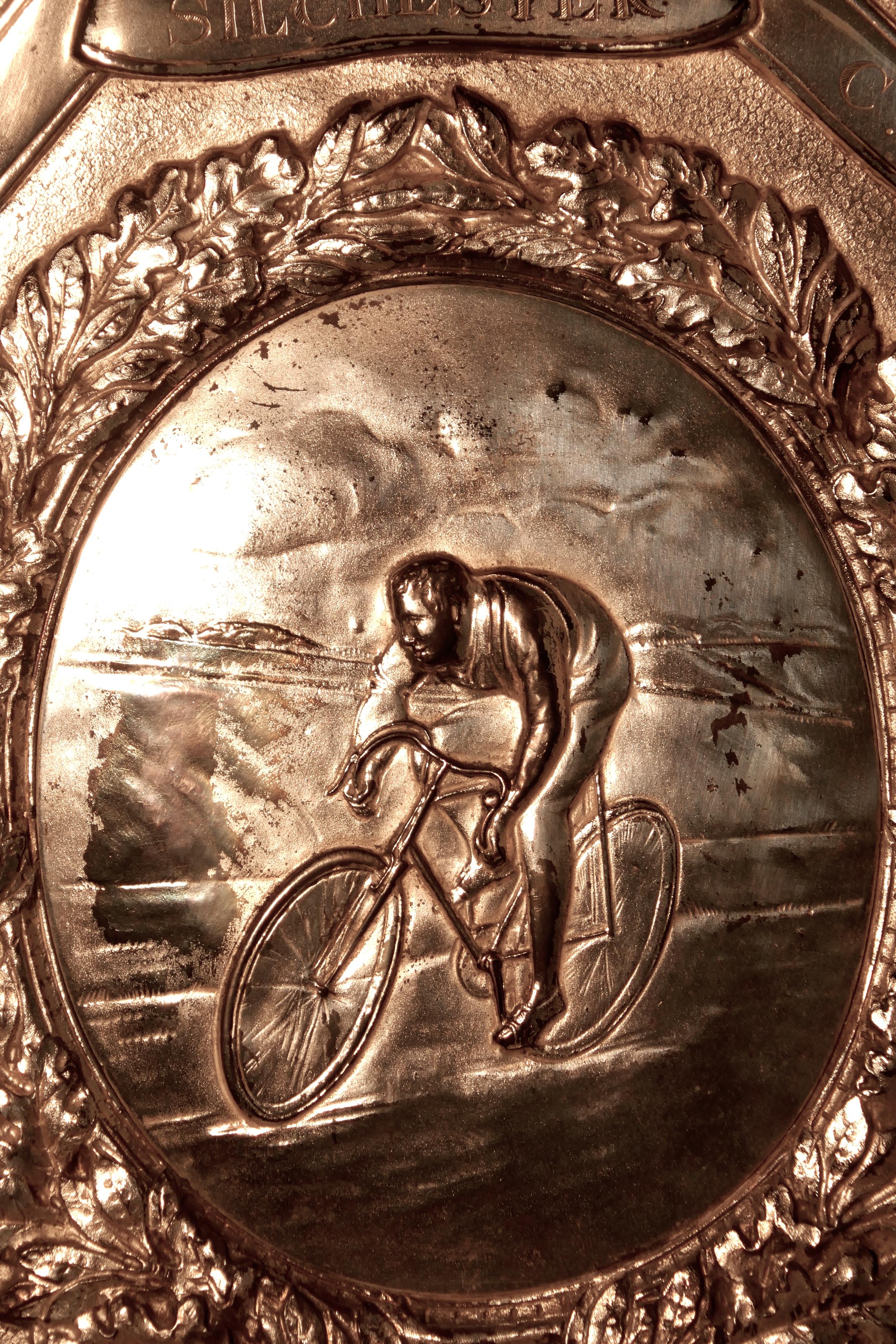 20ième siècle Énorme trophée des championnats du championnat du club de cyclisme de Silchester en vente
