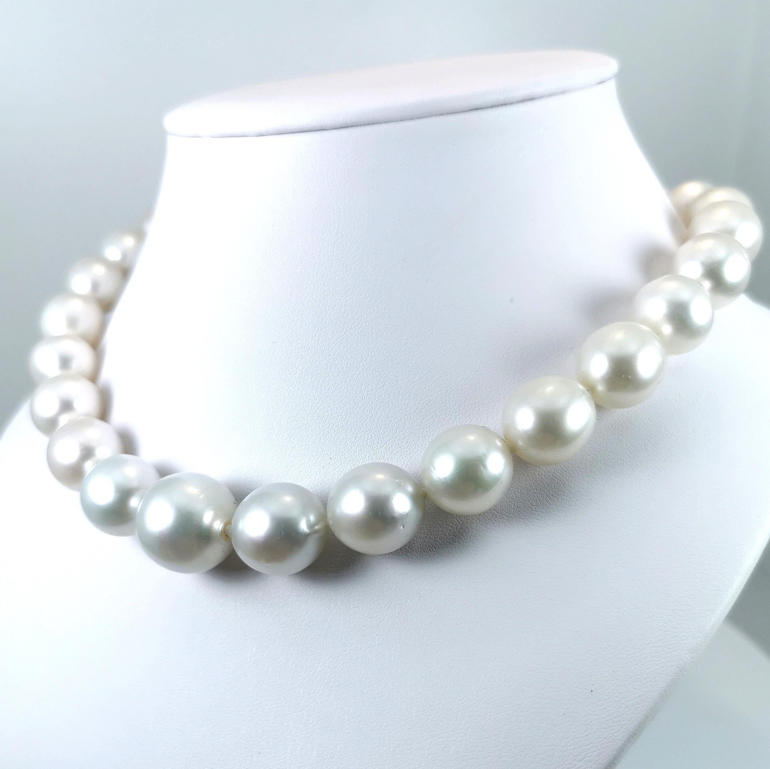Exceptional big necklace australian Southsea cultured pearls near round shape - Sizes Ø 12,5 x 17,2 MM natural white silver colour. Mounted on silk thread with knots between each pearl and  a 925%o Silver clasp with hallmarks.

Pearl size : Ø 12,5 x