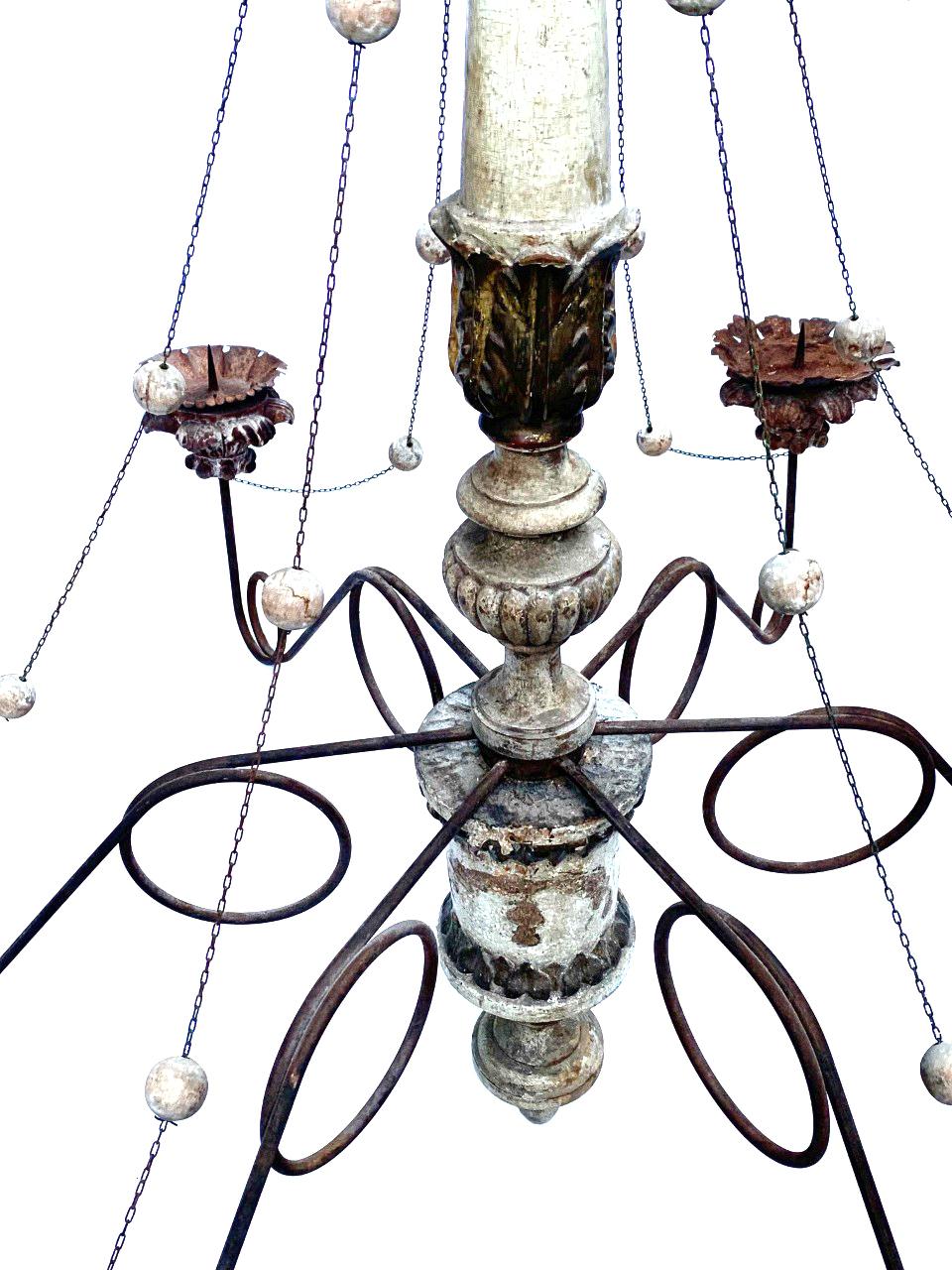Questo magnifico lampadario Spanish Colonial Revival, risalente agli anni '20, è una vera e propria testimonianza dell'artigianato e dell'estetica dell'epoca. Di dimensioni impressionanti, questo pezzo è stato progettato per fare bella mostra di sé