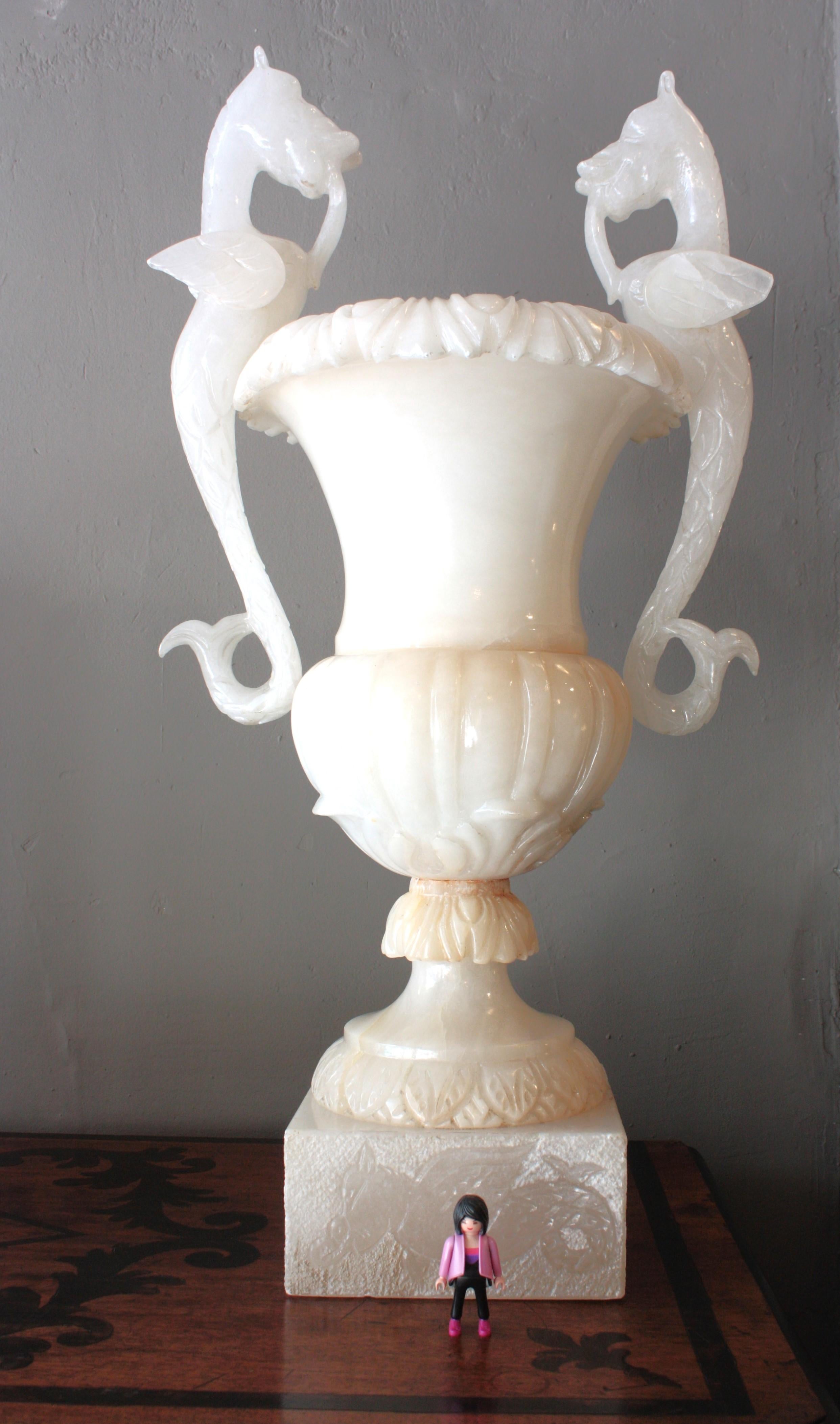Lampe Urne unique en albâtre sculpté avec poignées en forme de dragon ailé, Espagne, années 1930
Cette superbe lampe en albâtre d'époque Art déco présente un élégant design d'urne néoclassique avec des détails de sculpture de feuillage sur le corps