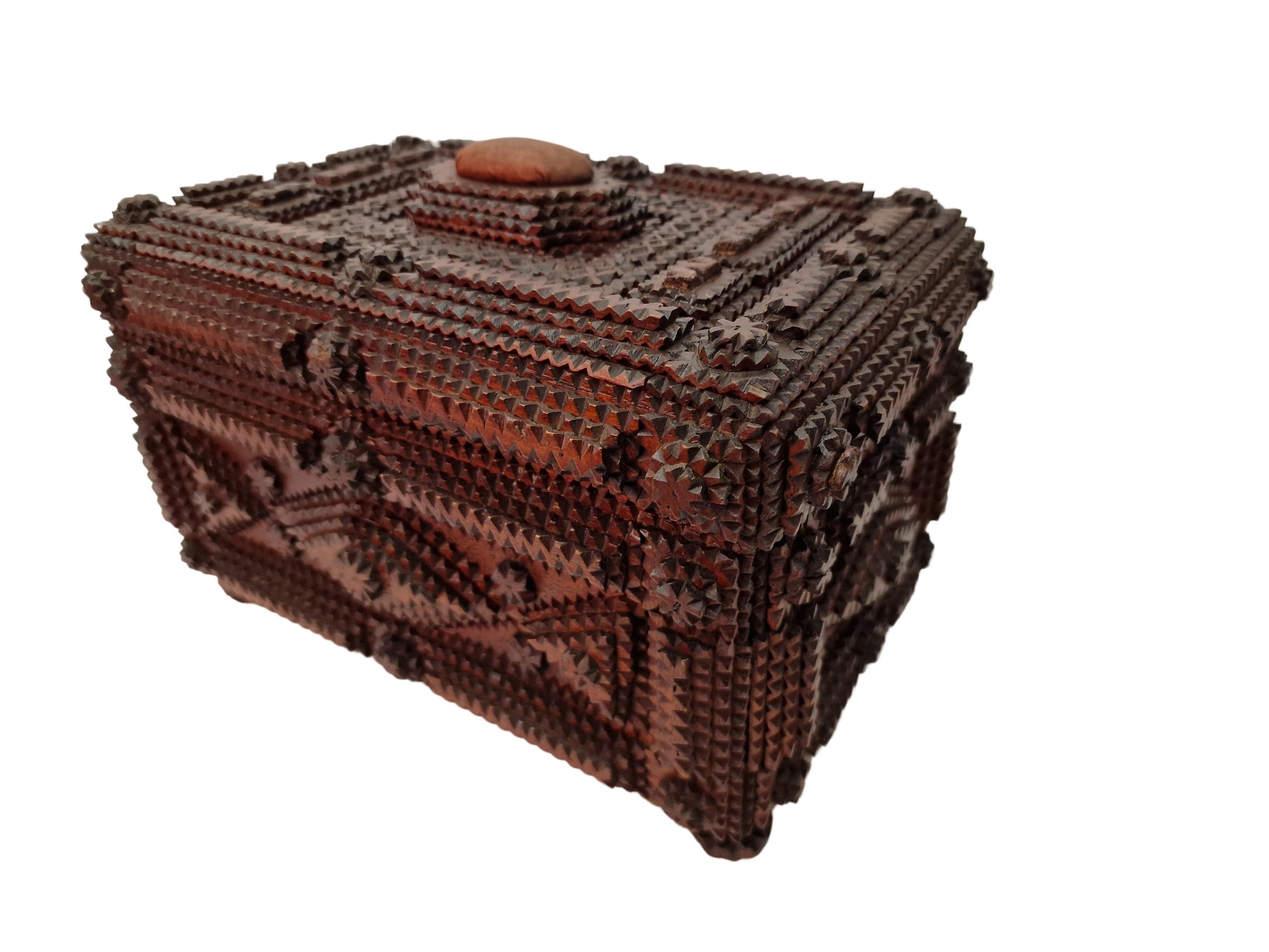 Esta caja increíblemente rara está fabricada en el famoso Tramp Art austriaco alrededor de 1880 a 1890, es un extraordinario ejemplo ricamente decorado de estas cajas.

El objeto tiene forma rectangular y una tapa con bisagras en la parte superior.