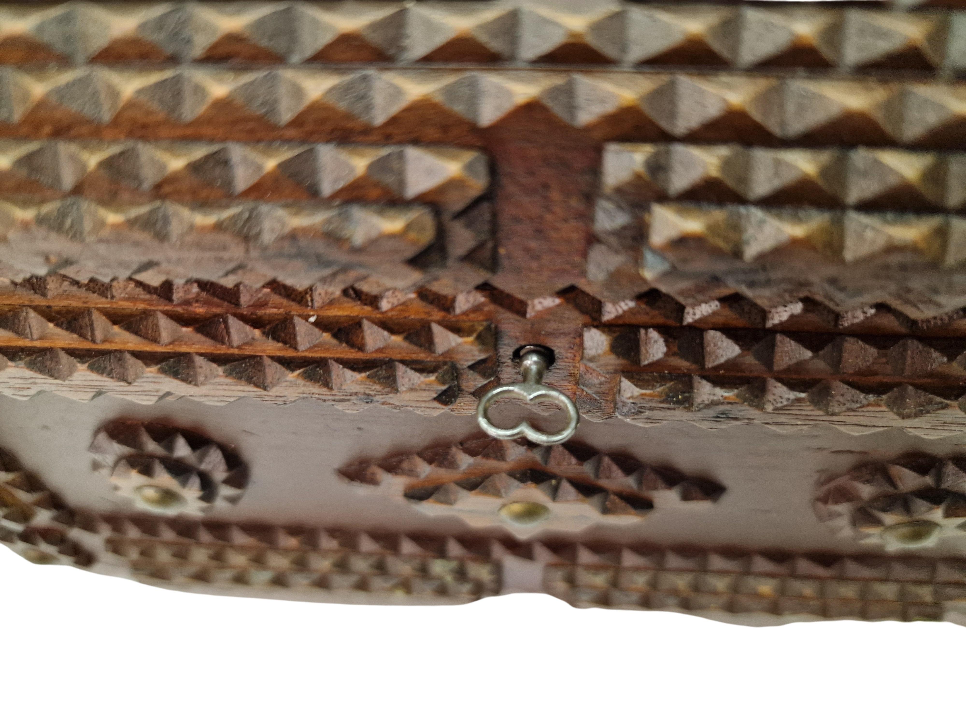Esta caja increíblemente rara está fabricada en el famoso Tramp Art austriaco en torno a 1890 a 1900, es un extraordinario ejemplo ricamente decorado de estas cajas.

El objeto tiene forma rectangular y una tapa con bisagras en la parte superior. El