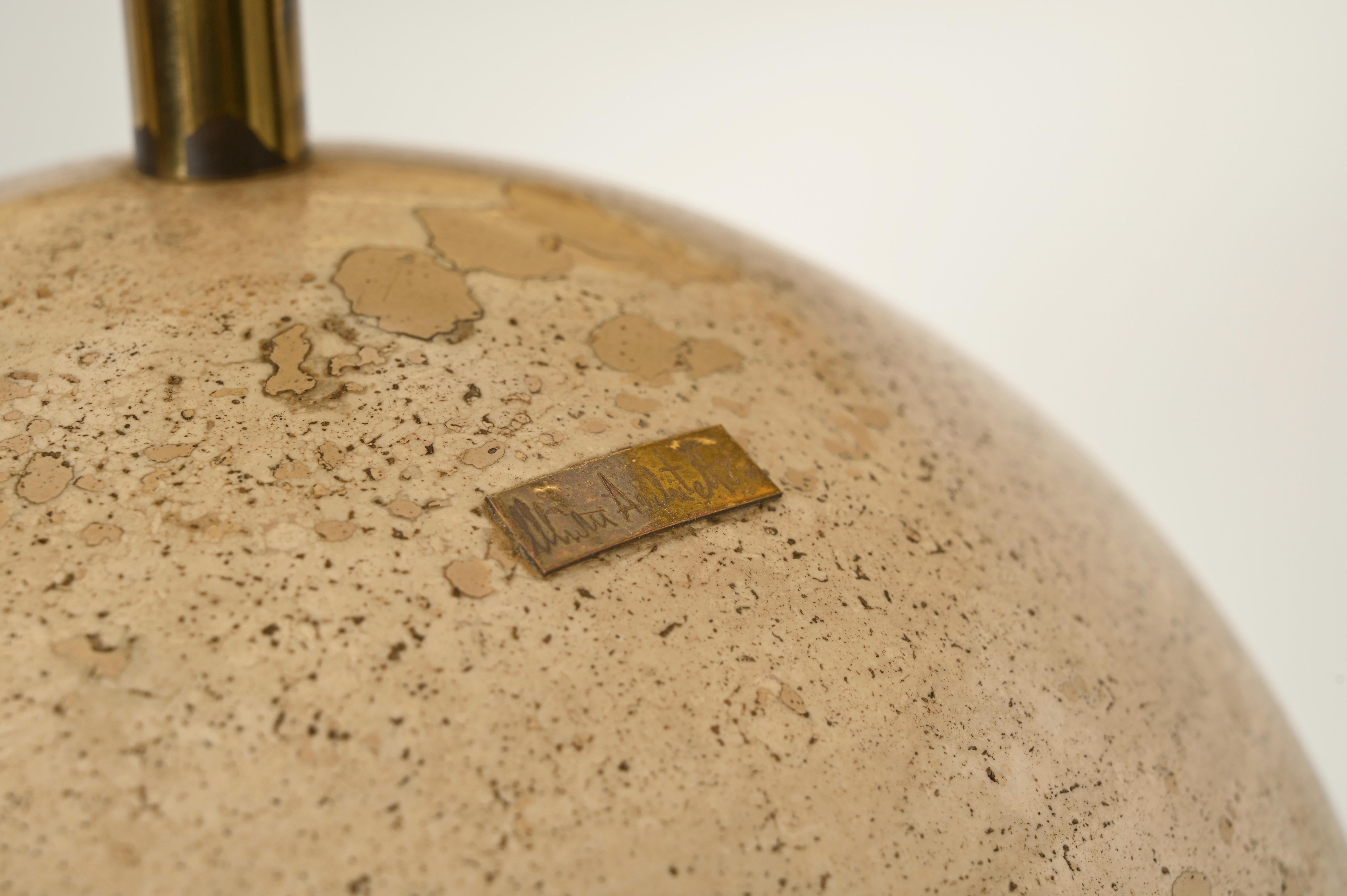 Enorme lámpara de mesa esférica de travertino y latón, firmada, Italia, 1973 finales del siglo XX en venta