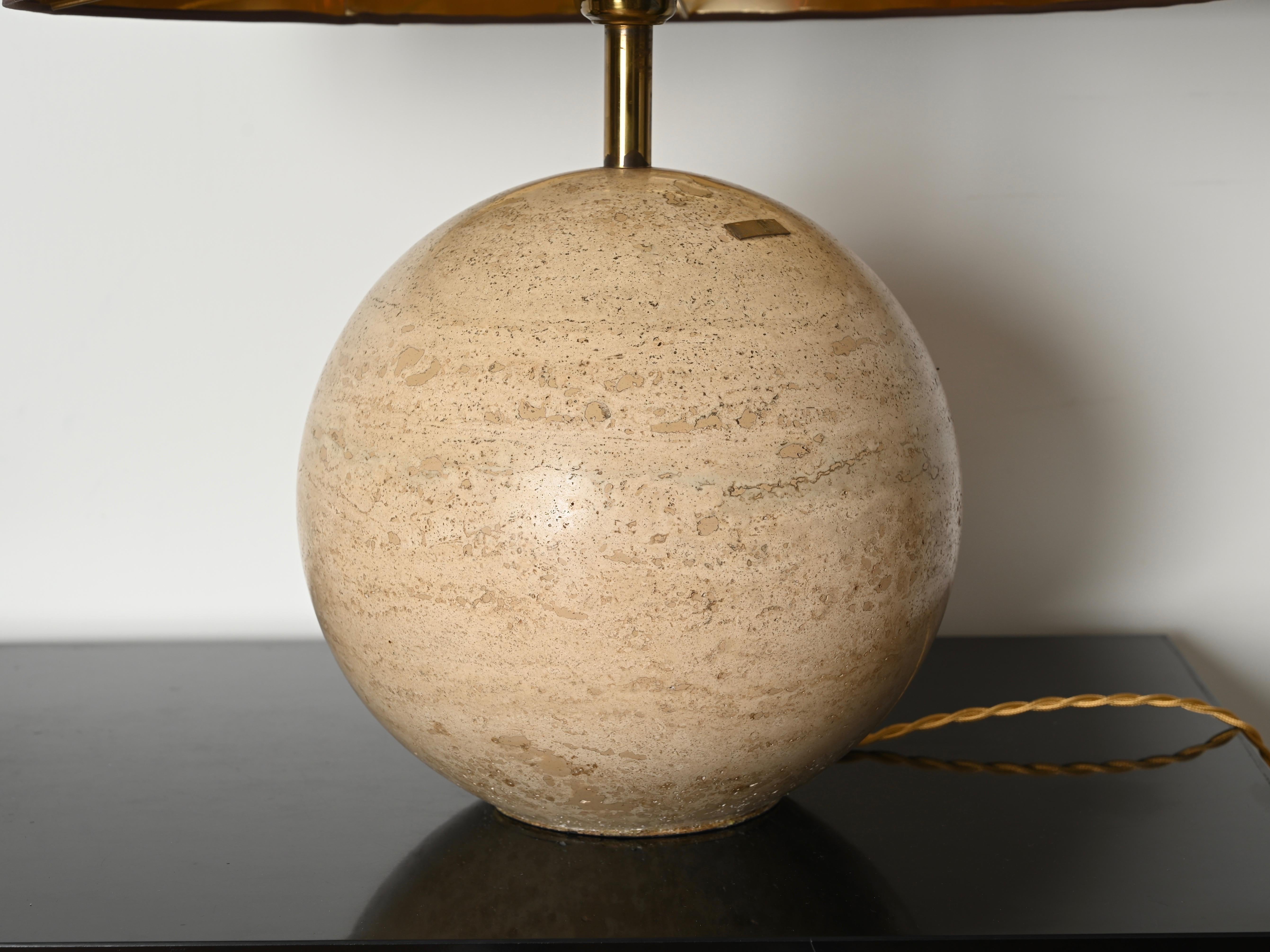 Enorme lámpara de mesa esférica de travertino y latón, firmada, Italia, 1973 Travertino en venta