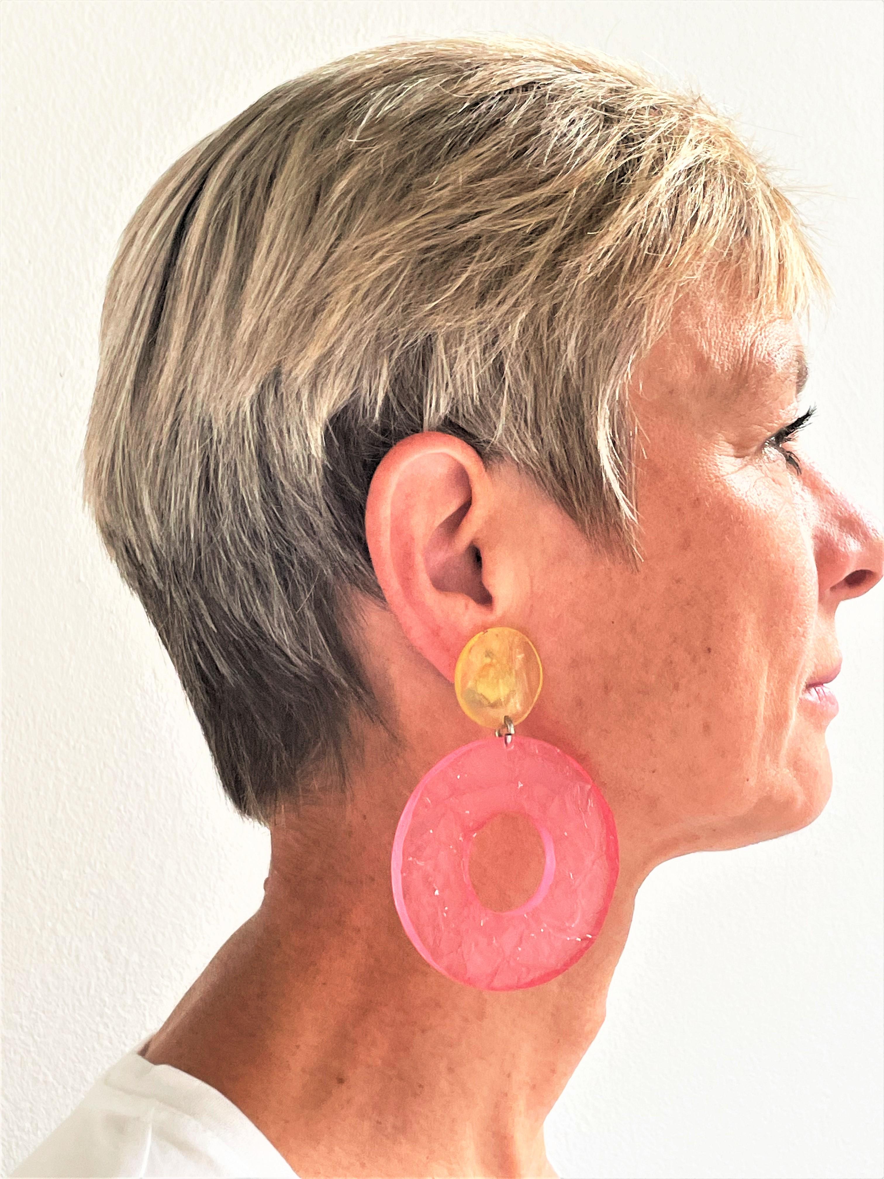 Huge summery loop clip-on earring, yellow-pink plastic, Italy 2000 In Excellent Condition For Sale In Stuttgart, DE