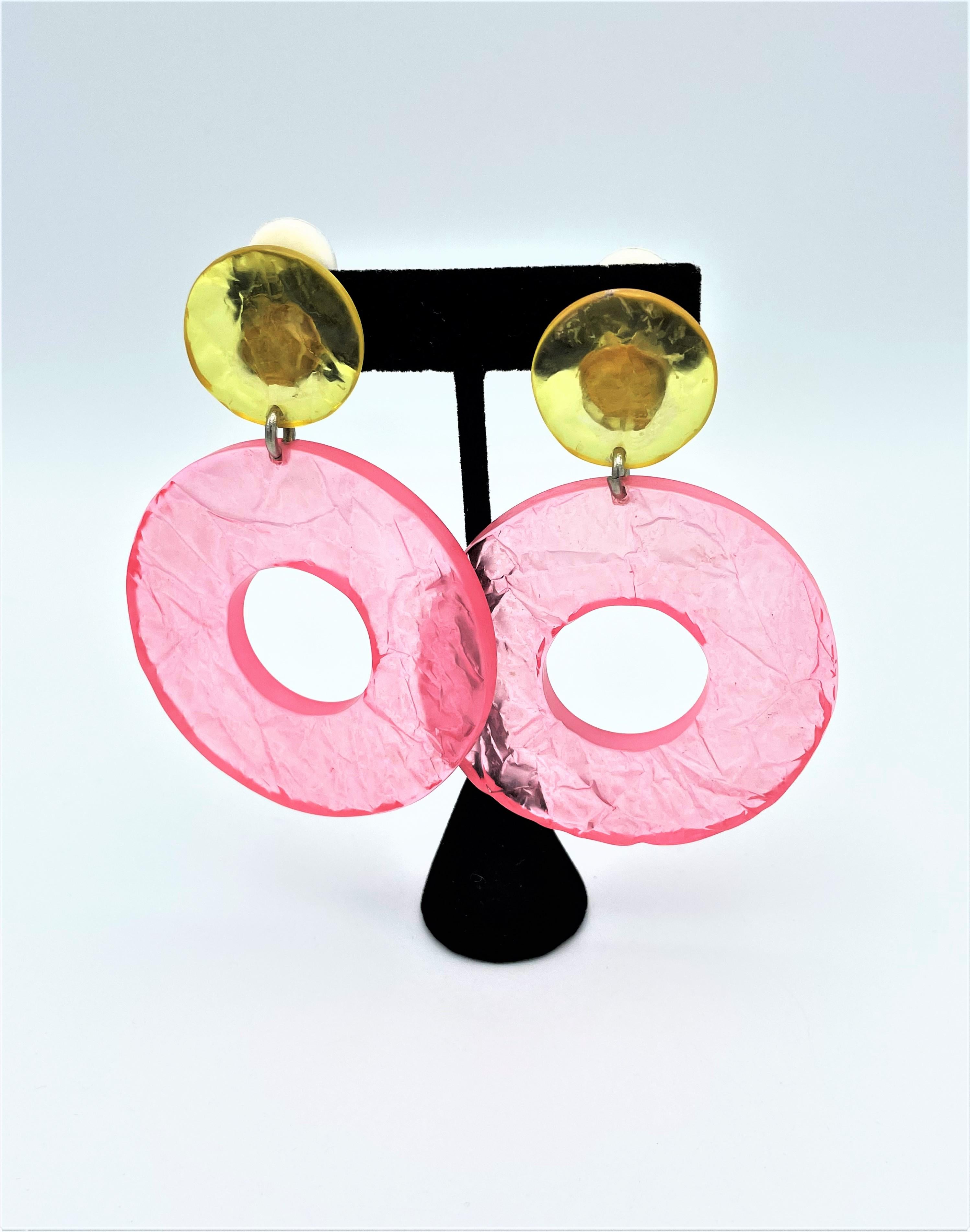 De las mujeres Enorme pendiente de clip con lazo veraniego, plástico amarillo-rosa, Italia 2000 en venta