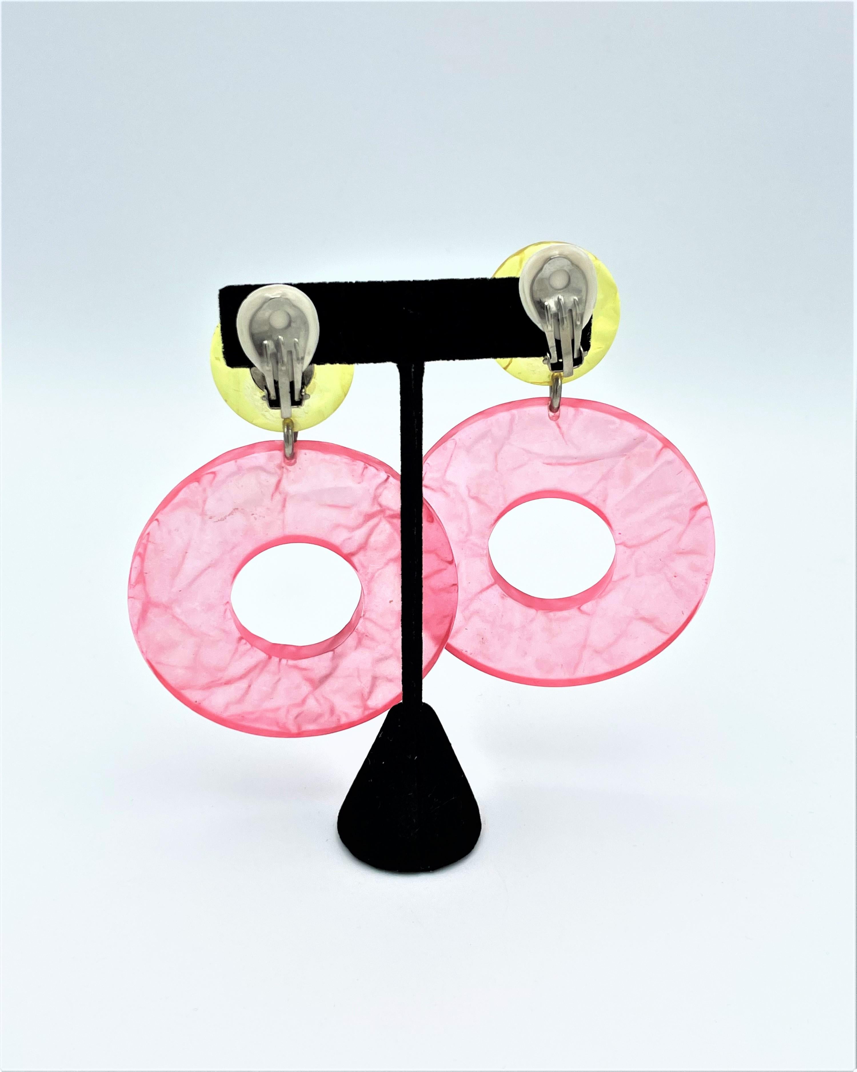 Huge summery loop clip-on earring, yellow-pink plastic, Italy 2000 For Sale 1