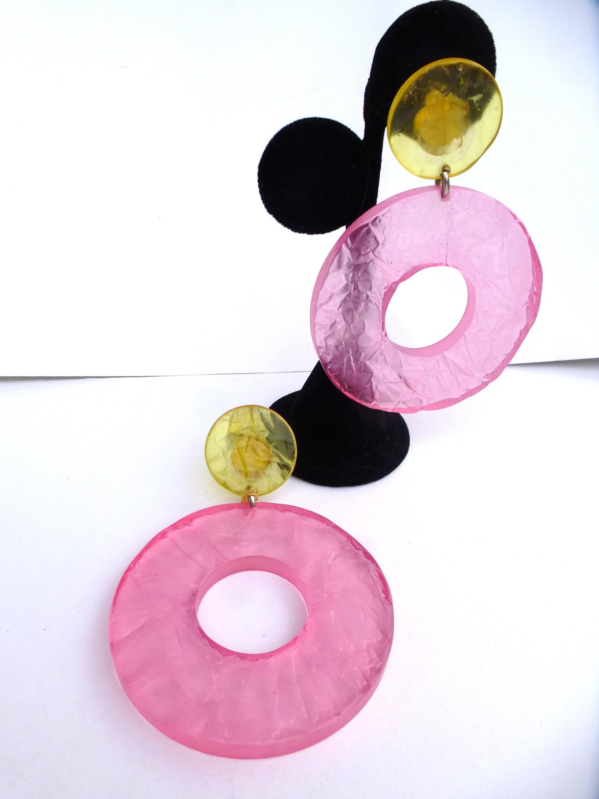 Huge summery loop clip-on earring, yellow-pink plastic, Italy 2000 For Sale 3