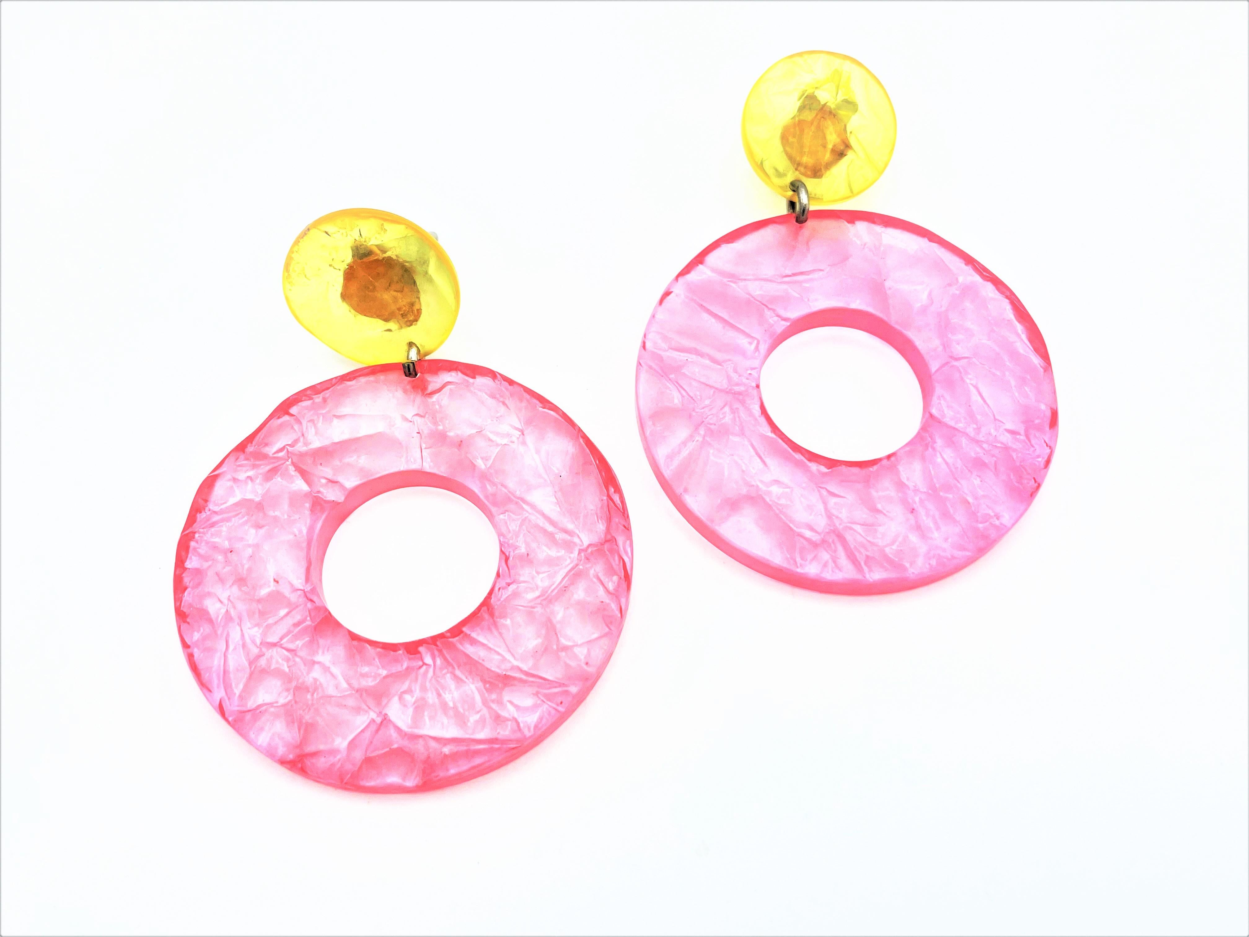 Huge summery loop clip-on earring, yellow-pink plastic, Italy 2000 For Sale 4