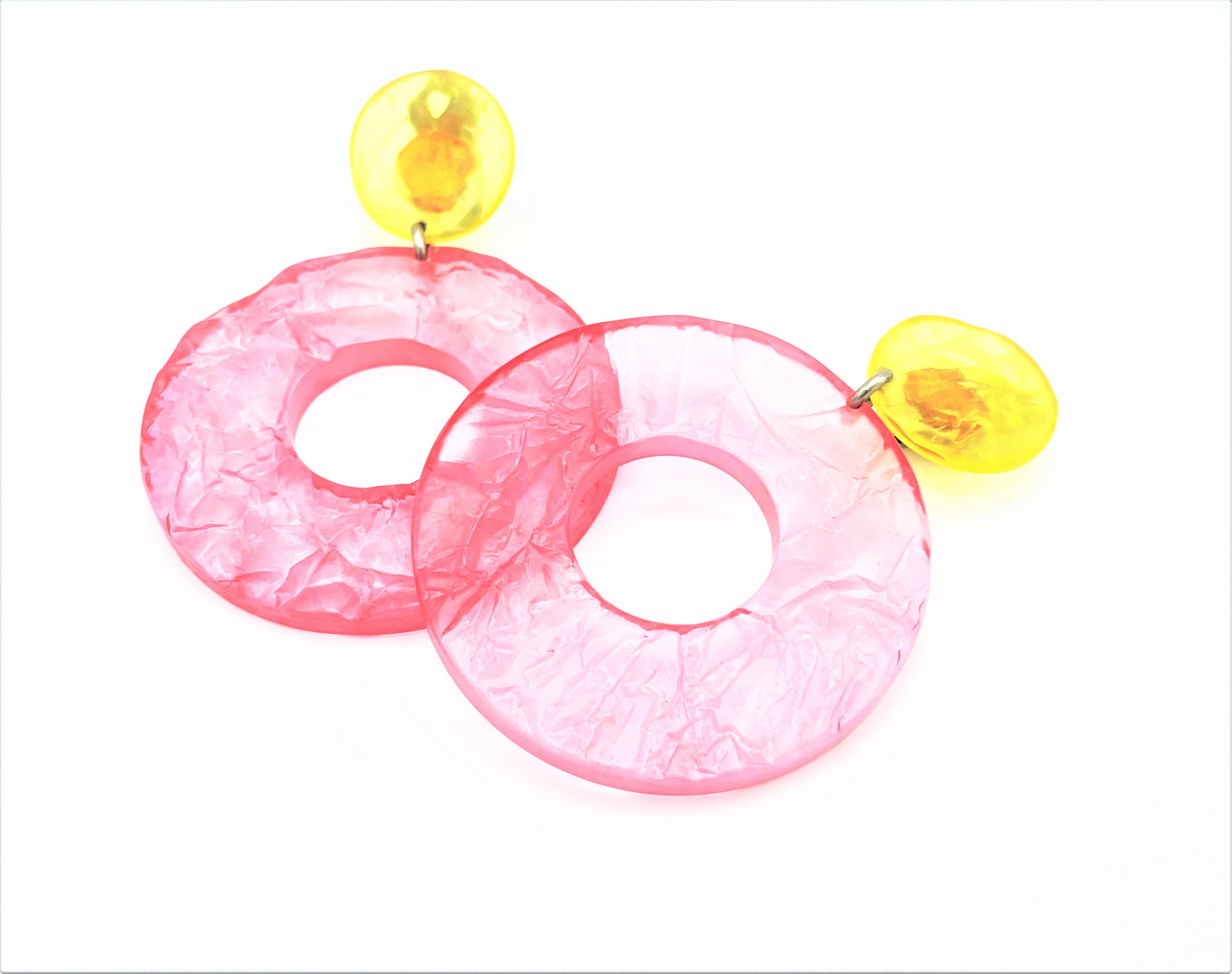 Huge summery loop clip-on earring, yellow-pink plastic, Italy 2000 For Sale 5