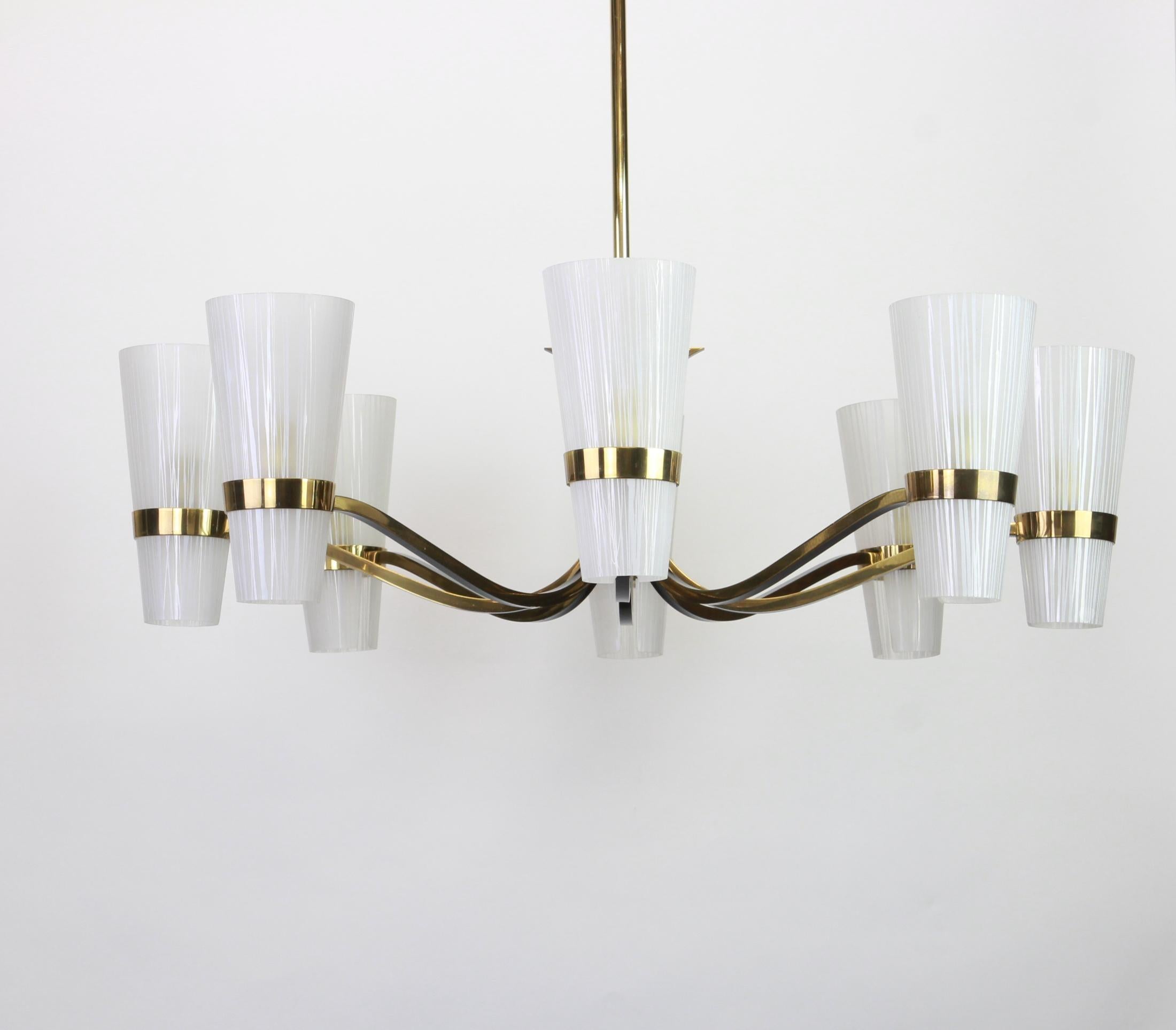 Stunning midcentury sunburst chandelier, in Stilnovo style made in the 1950s.
Very elegant and rare version with handmade glass shades.

High quality and in very good condition. Cleaned, well-wired and ready to use. 

The fixture requires 8 x E14