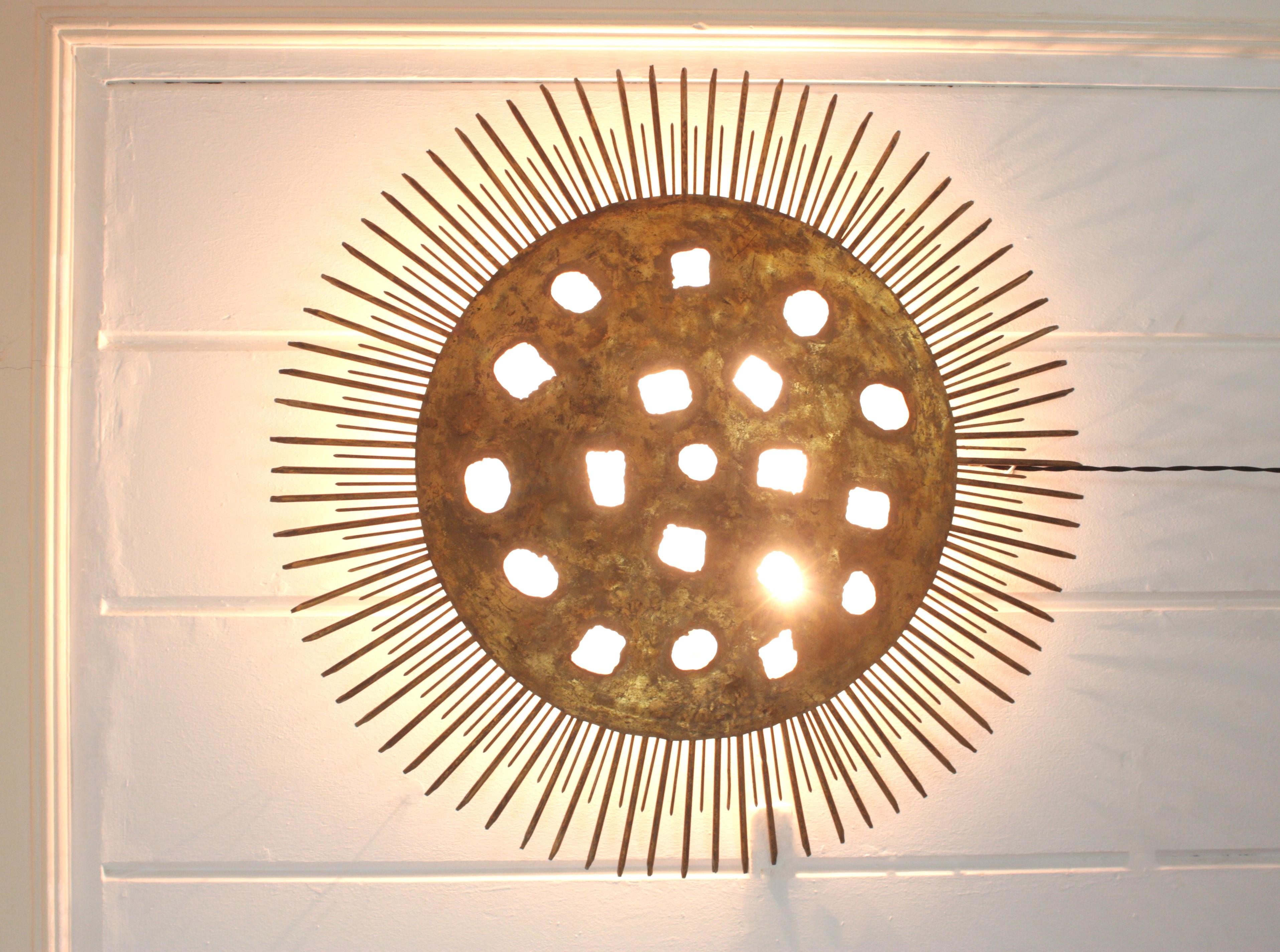 20ième siècle Énorme luminaire encastré perforé Sunburst en fer doré ( 36 po ) en vente