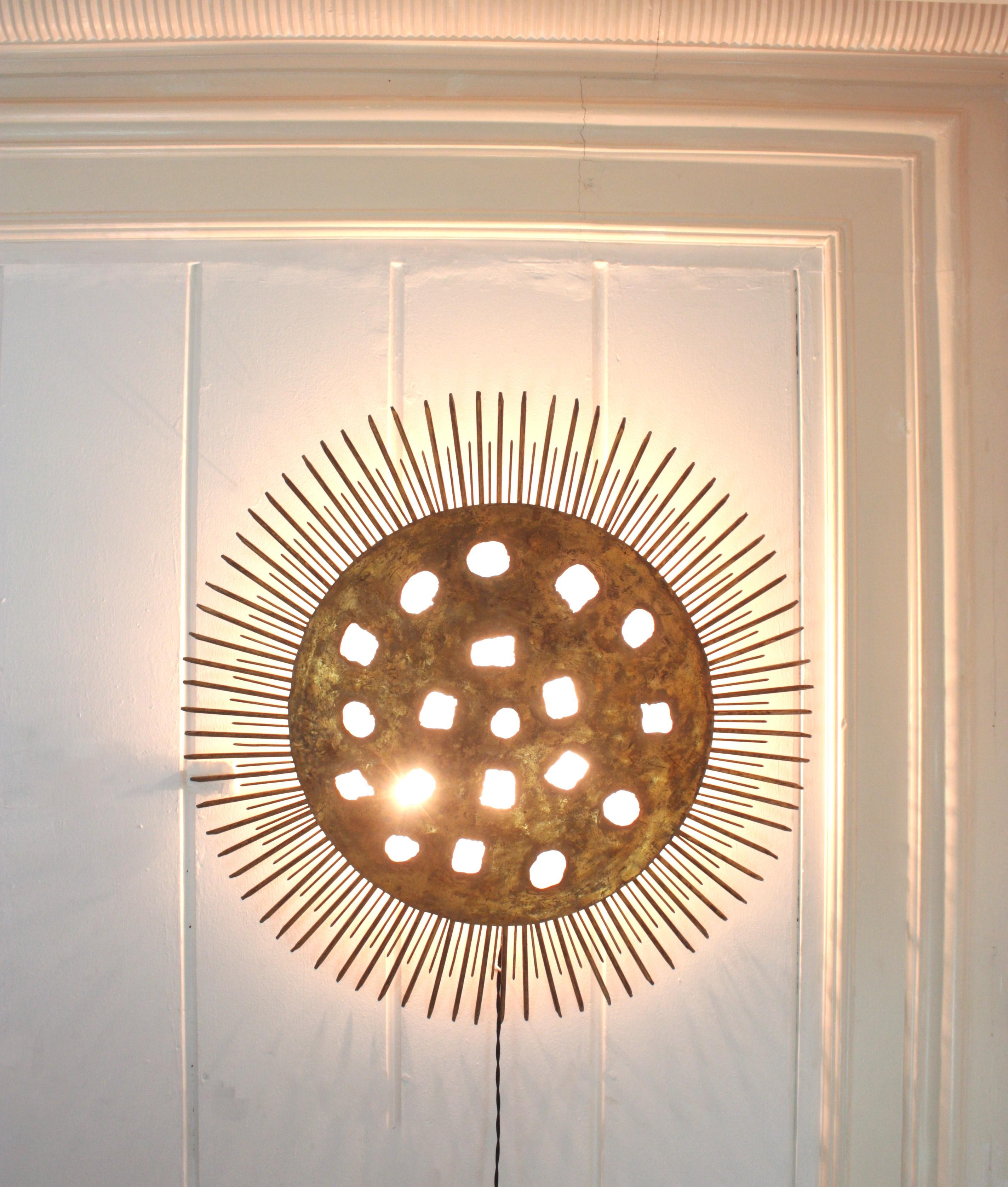 Huge Sunburst Perforated Flush Mount Light Fixture in vergoldetem Eisen ( 36 in ) im Angebot 1