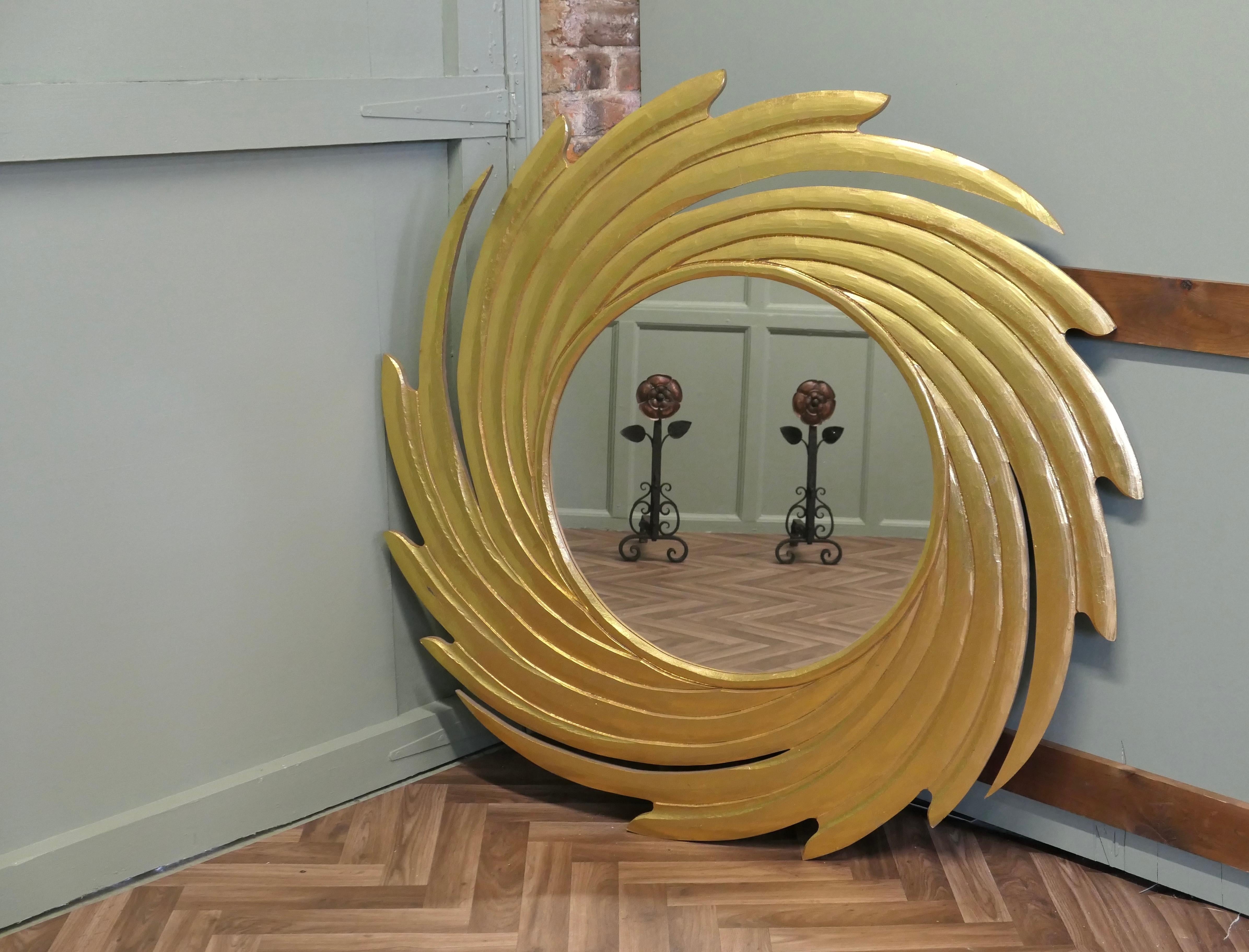 Grand miroir doré en forme de tourbillon en forme de soleil

Une pièce superbe, le cadre en forme de soleil fait 12