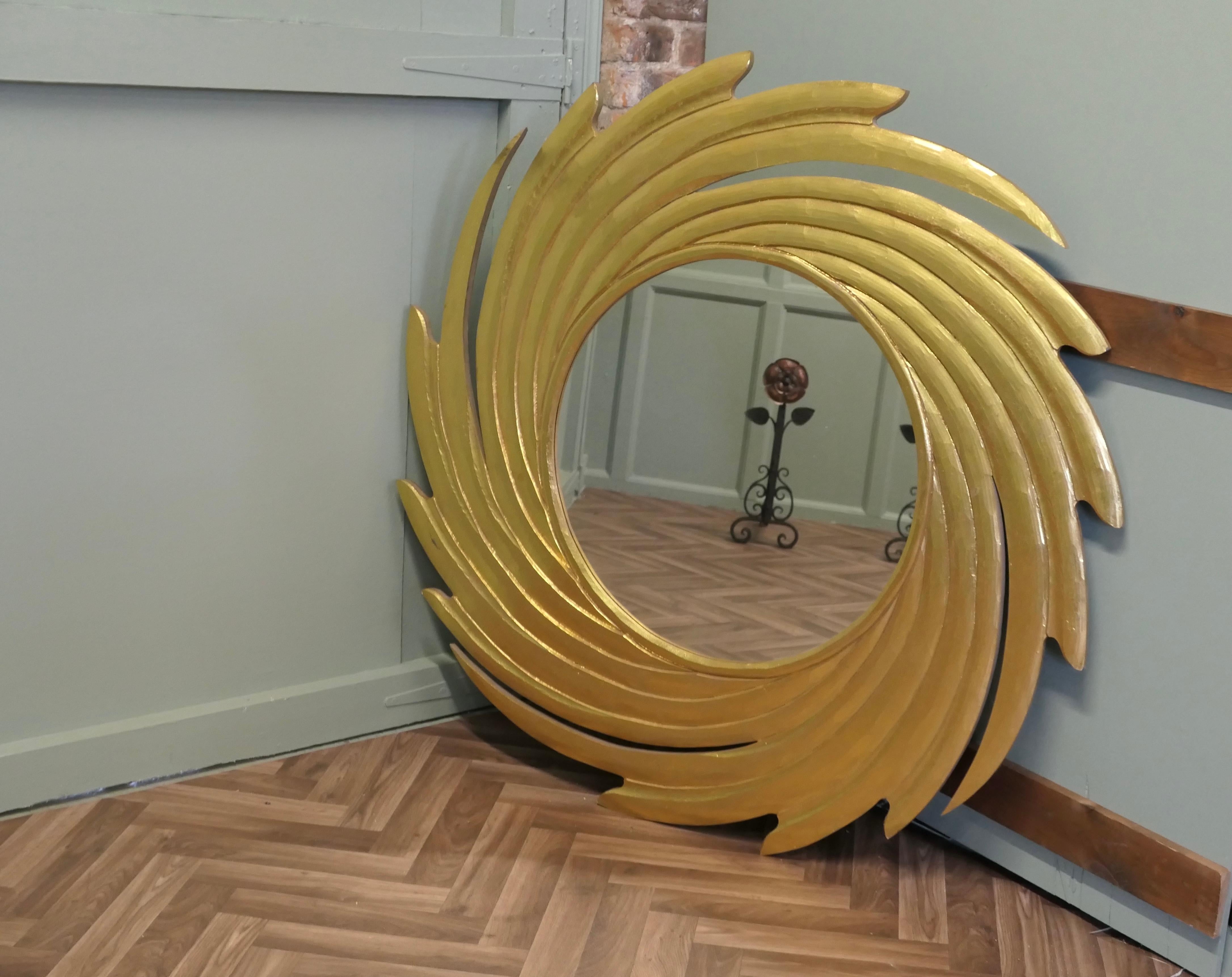 Mid-Century Modern Grand miroir doré en forme de tourbillon en forme de soleil  Une superbe pièce en vente