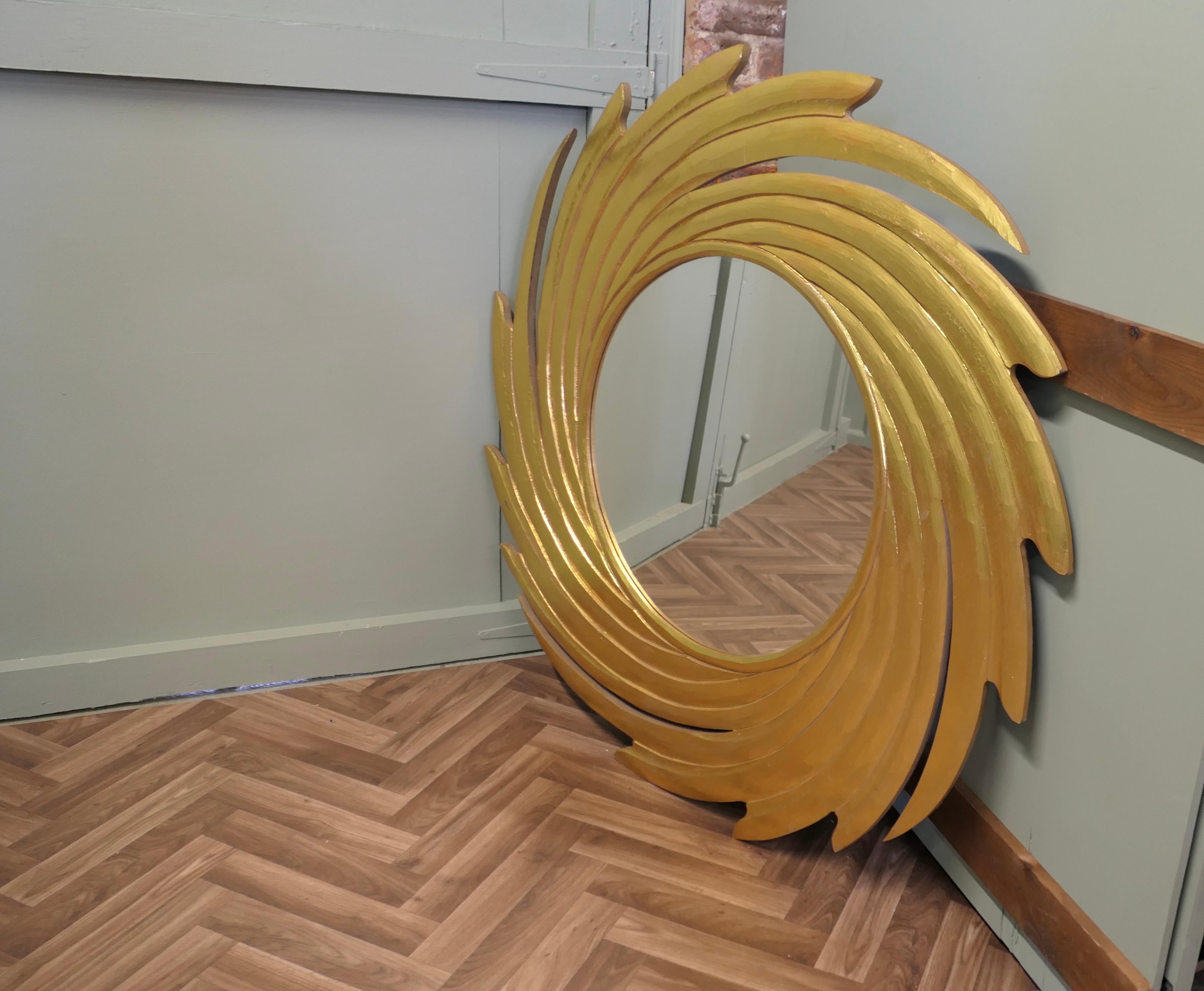 Grand miroir doré en forme de tourbillon en forme de soleil  Une superbe pièce Bon état - En vente à Godshill, Isle of Wight