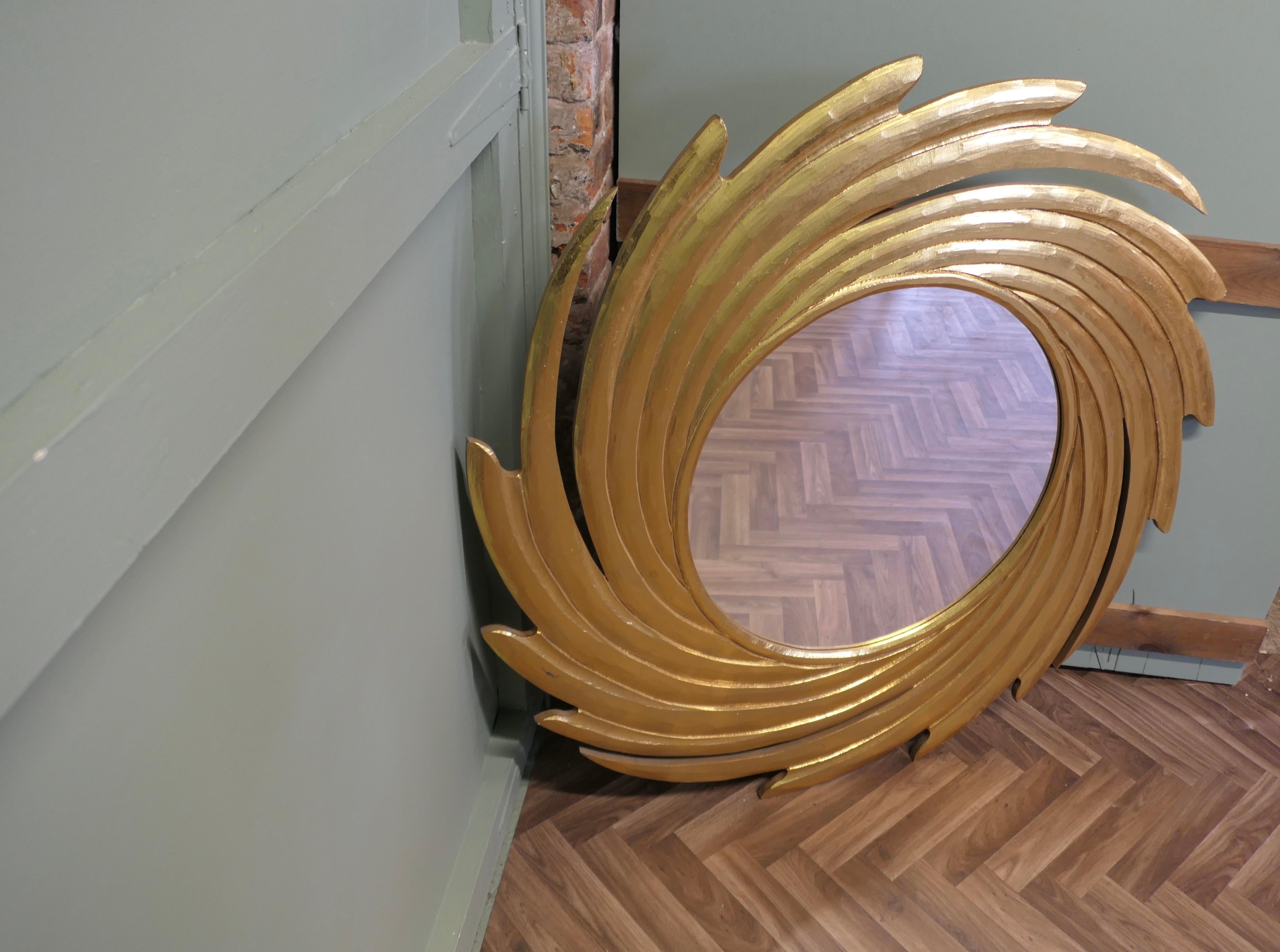 20ième siècle Grand miroir doré en forme de tourbillon en forme de soleil  Une superbe pièce en vente