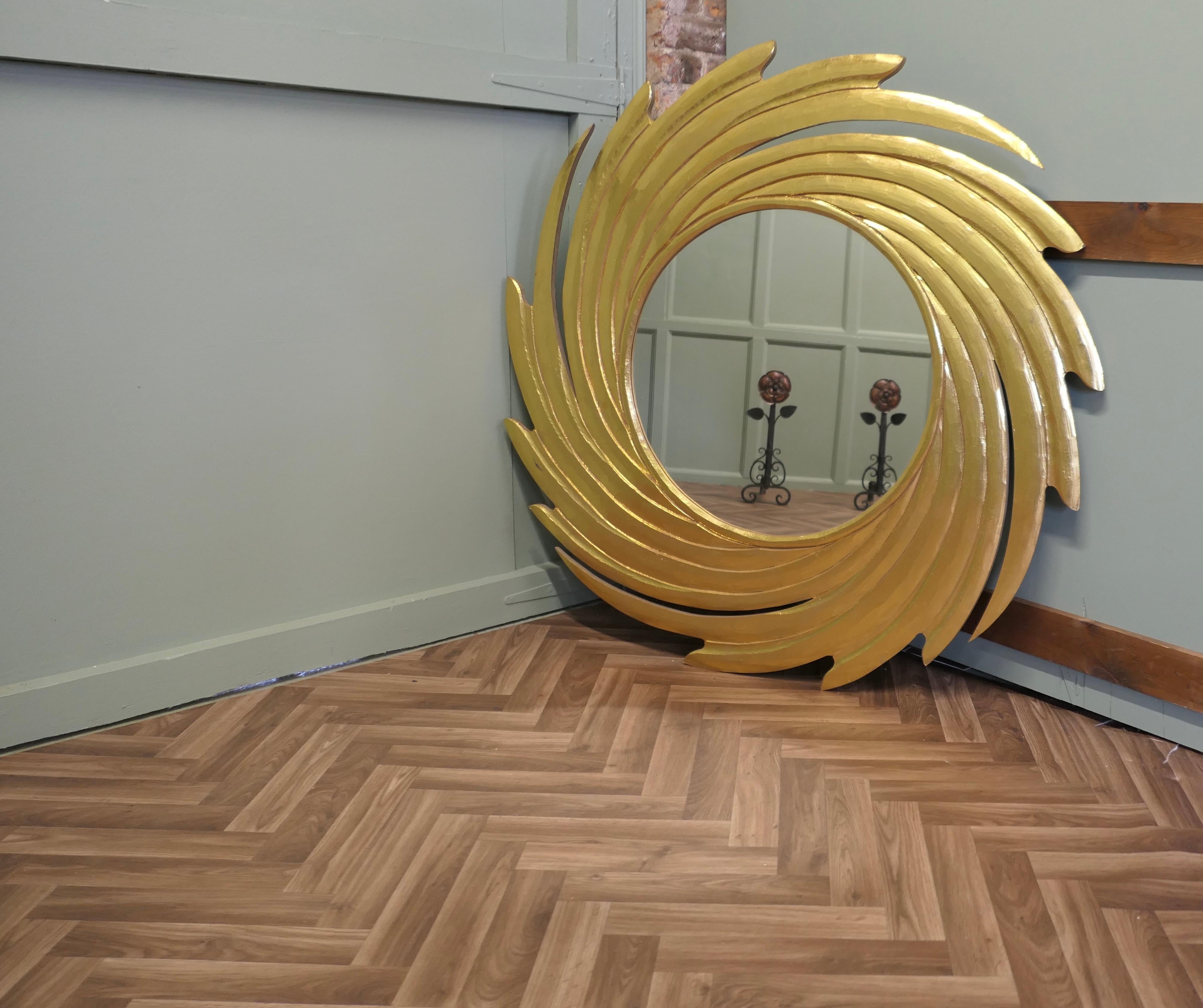 Bois doré Grand miroir doré en forme de tourbillon en forme de soleil  Une superbe pièce en vente