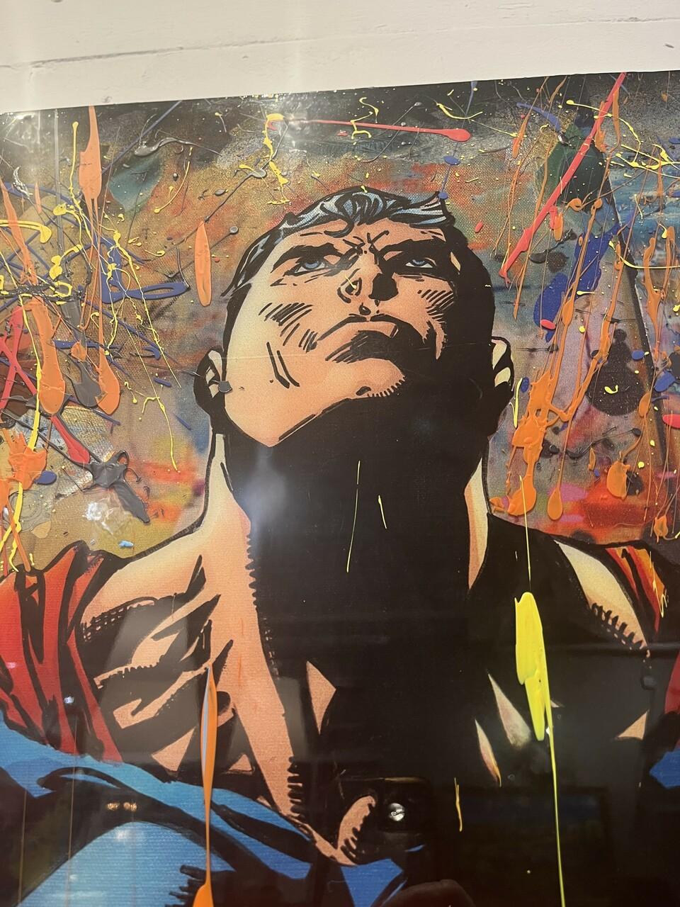 Huge Superman Mixed Media auf Leinwand von DeVon. Es ist eine Collage und ein Gemälde auf einer Gallery Wrapped Canvas. Sehr anschaulich mit ebenfalls bearbeiteten Seiten