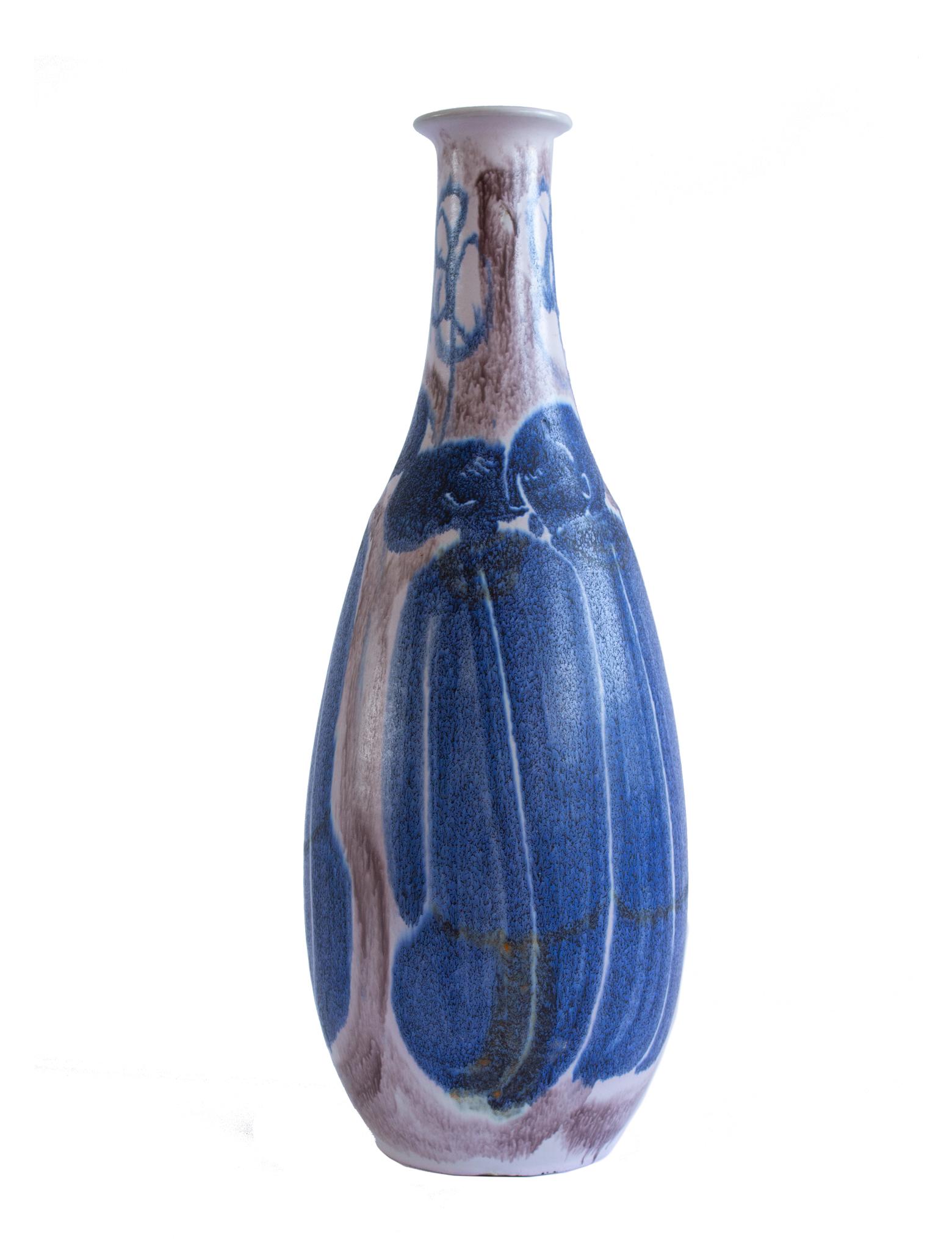 Impressionante ed enorme vaso Höganäs in ceramica svedese del Mid-Century Modern di Erik Ivarsson. Firmato da E.I per l'azienda svedese Andersson & Johansson presso Höganäs Keramik a metà del XX secolo. Questo vaso con motivo di corpi nudi è