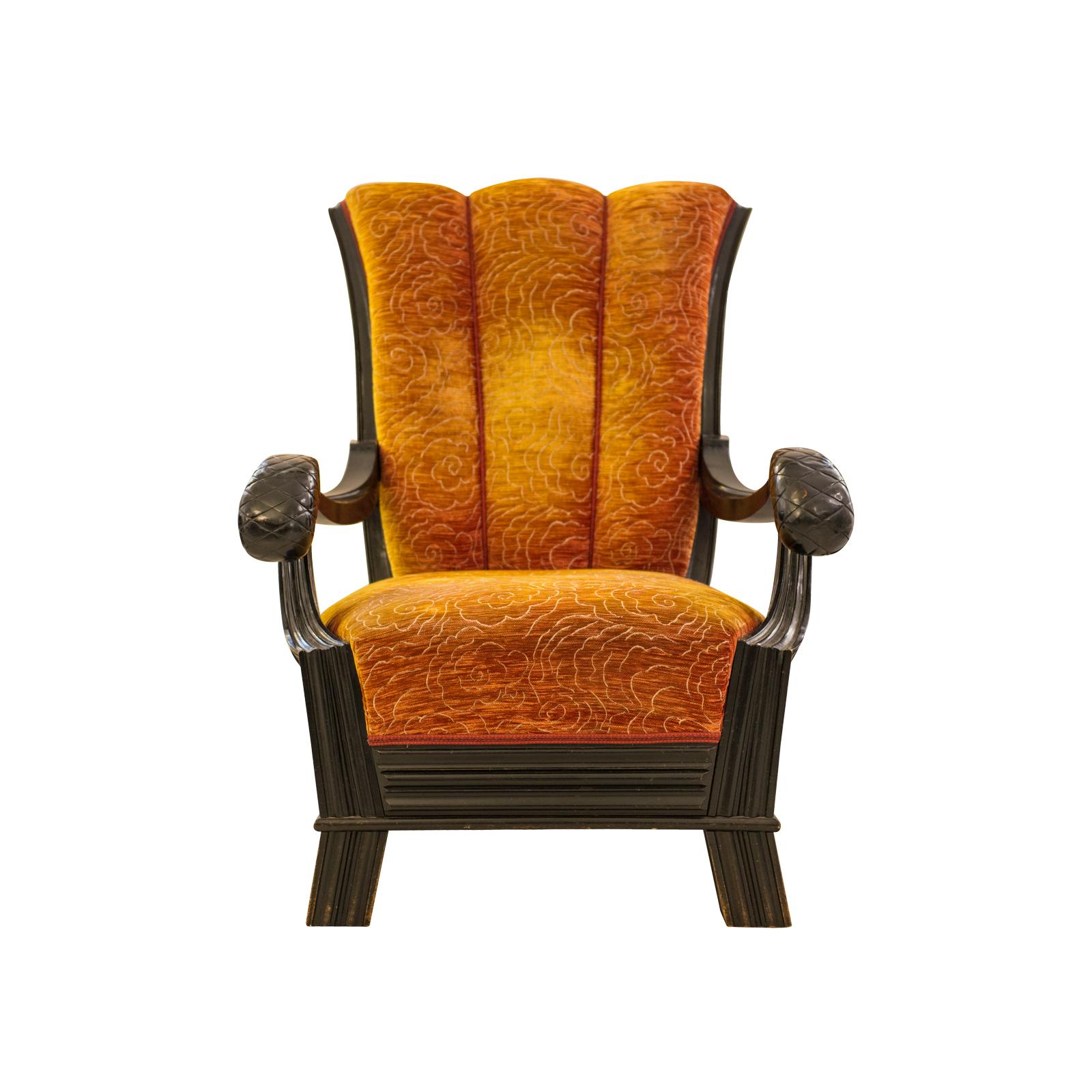 Ein großer und seltener thronartiger Sessel, der Otto Prutscher zugeschrieben wird. Schwarz gebeiztes Buchenholz, geschnitzt und kanneliert. Floraler Stoff.