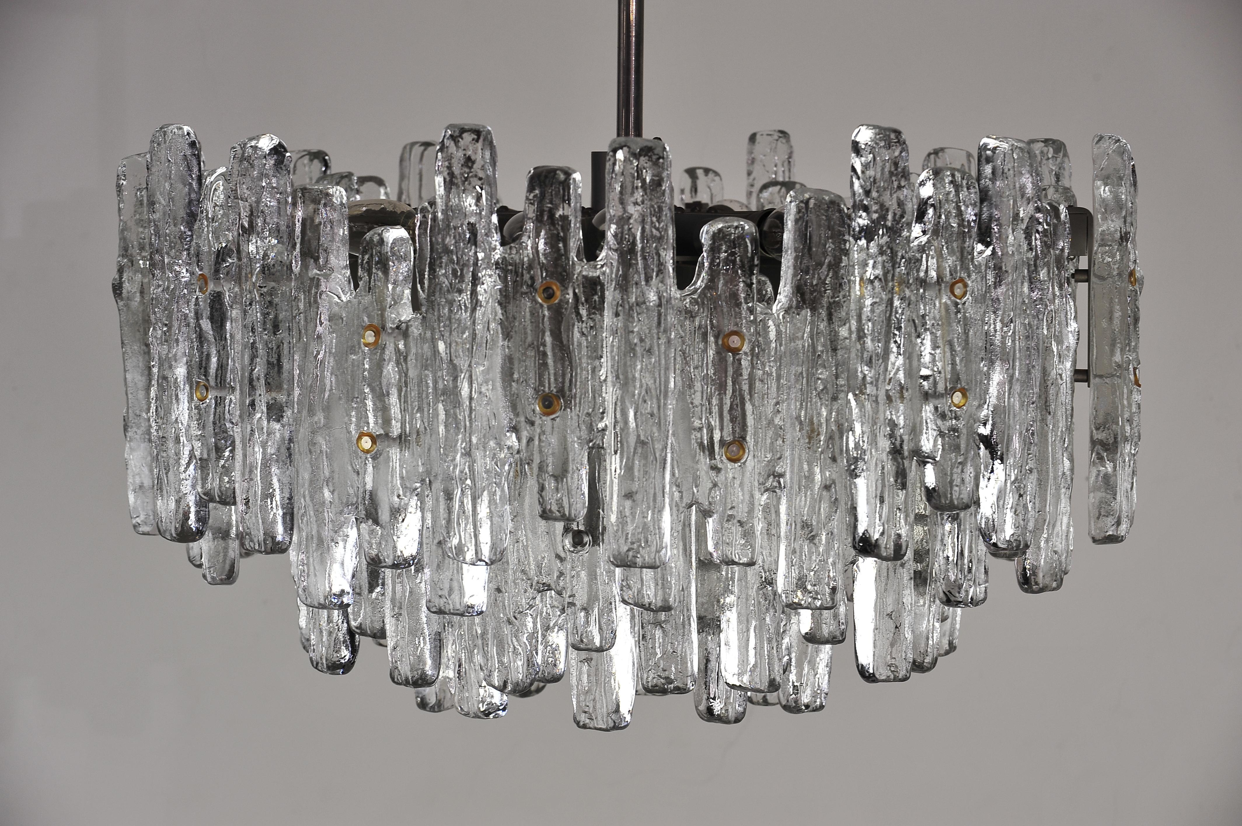 Enorme lampadario in vetro a più livelli di J.T. Kalmar.
Condizioni originali.
