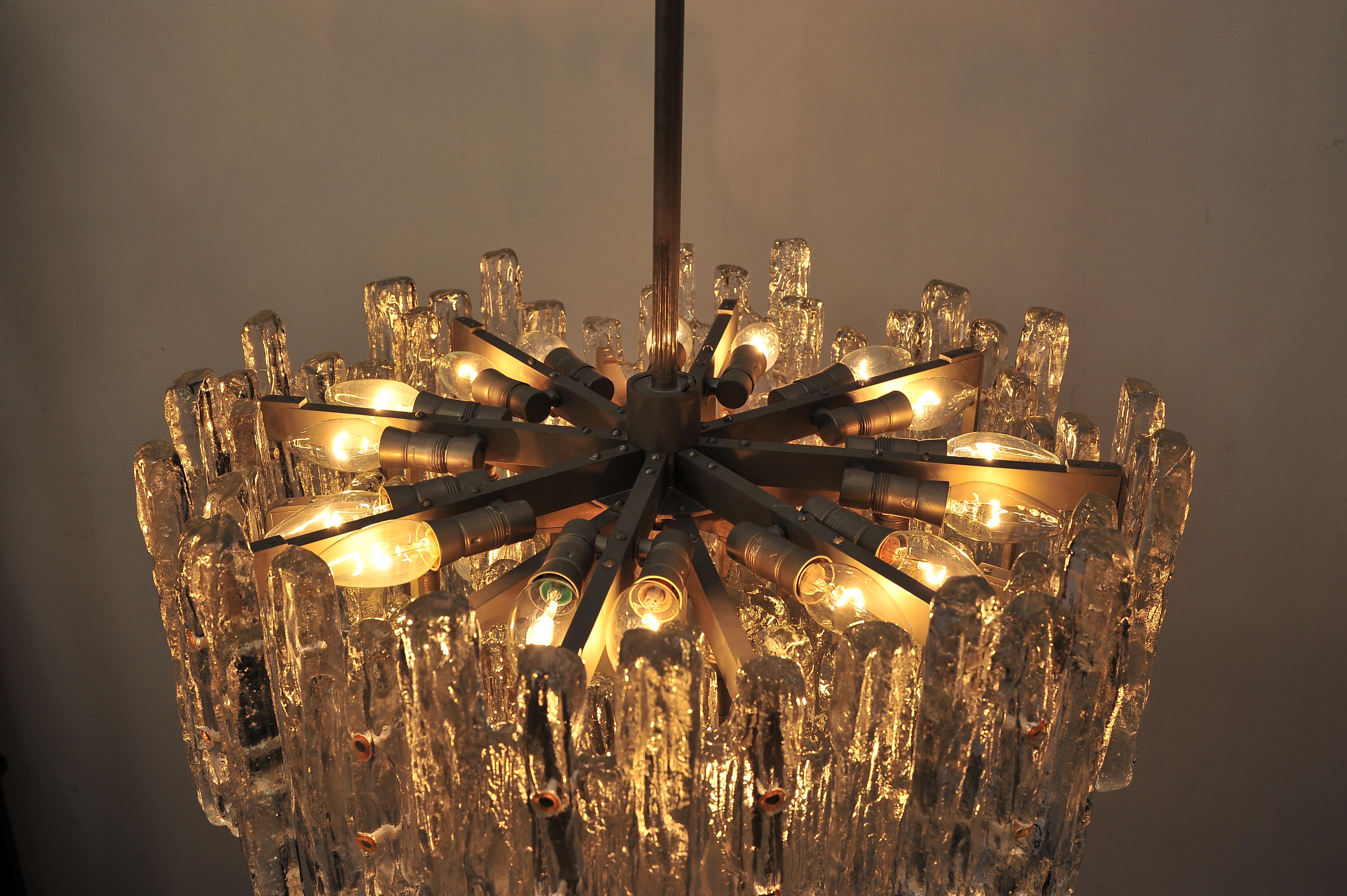 Fine XX secolo Enorme lampadario in vetro a più livelli di J.T. Kalmar in vendita