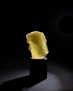 Enorme vetro traslucido giallo oro del deserto proveniente dall'impatto di un meteorite