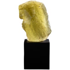 Enorme vetro traslucido giallo oro del deserto proveniente dall'impatto di un meteorite