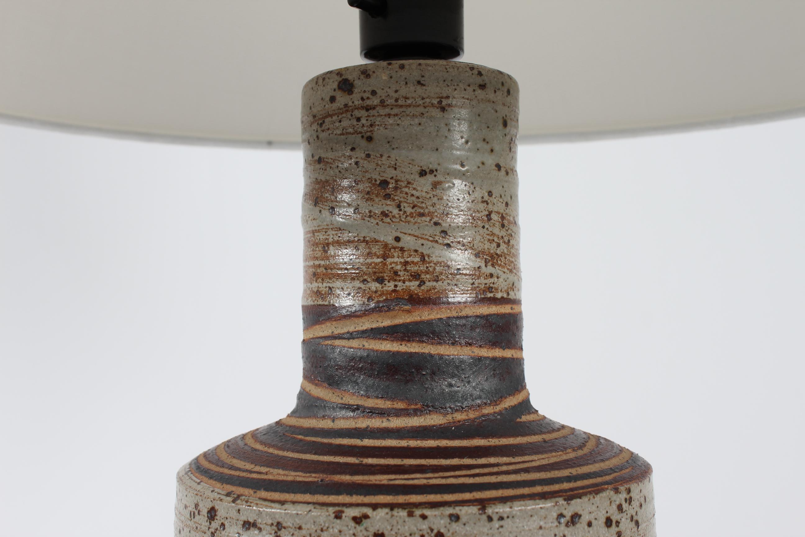Huge tall rustic table lamp by Danish ceramist Tue Poulsen (born 1939). Made ca. 1970s in Tue Poulsen´s own studio.
The base is made of chamotte clay and is decorated in earthen colours on a beige background

Stamped TUE Denmark

Included is a new