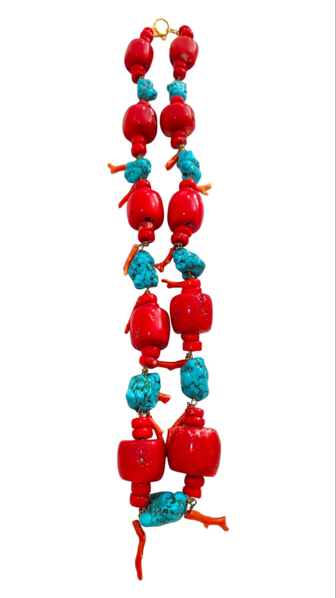 Riesige Halskette aus Türkis und roter Koralle
Diese riesigen polierten Türkisbrocken werden mit riesigen hochpolierten roten Korallenperlen akzentuiert, um diese faszinierende 90 cm lange Halskette zu vervollständigen. Der größte Türkis misst 36 mm