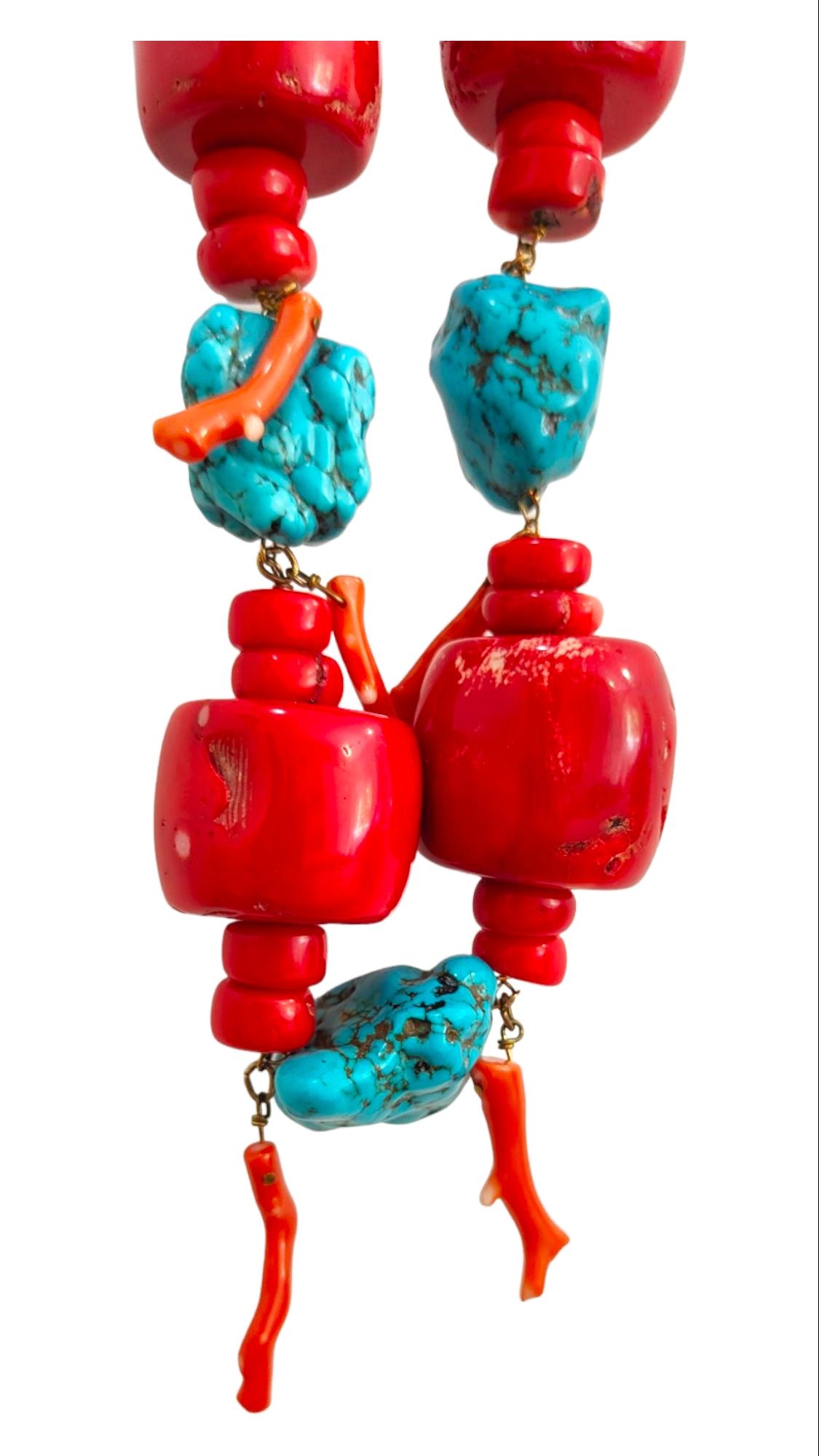 Große türkisfarbene und rote Koralle Halskette 643 g (Mitte des 20. Jahrhunderts) im Angebot