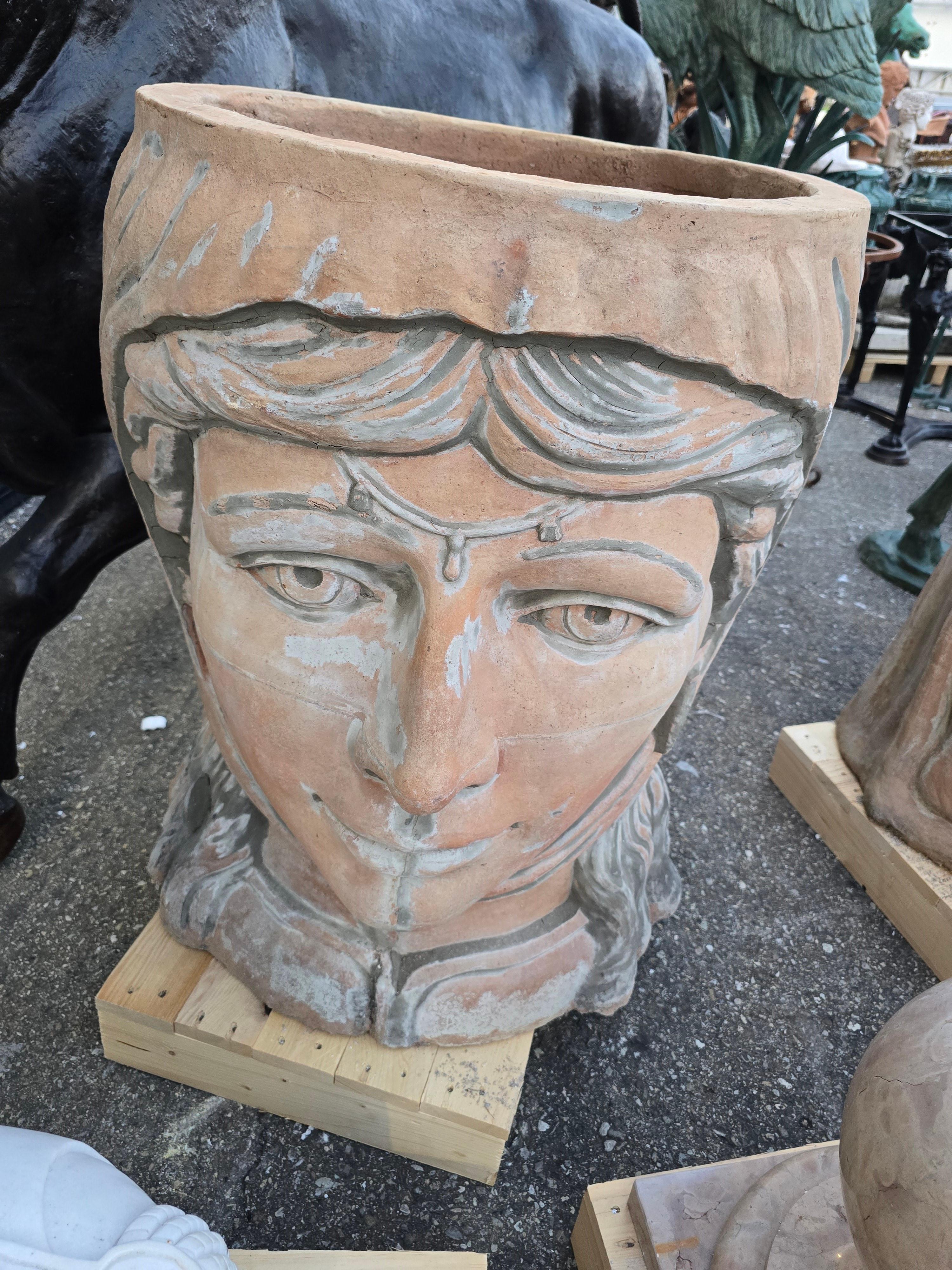 D'ÉNORMES TÊTES EN TERRE CUITE DE TYPE IMPRUNETA QUI POURRAIENT ÊTRE UTILISÉES COMME POTS. MESURES : 98 CM DE HAUTEUR ET 70 CM DE DIAMÈTRE. POIDS 60 KG EACh