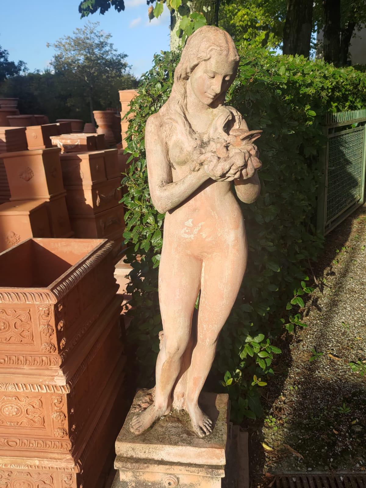 Grande sculpture en terre cuite Impruneta de Toscane, personnifiant l'Aurore. D'une hauteur de 135 cm, cette pièce est en bon état et reflète l'art et l'attrait intemporel de l'artisanat toscan. Représentation saisissante de l'aube, elle ajoute une