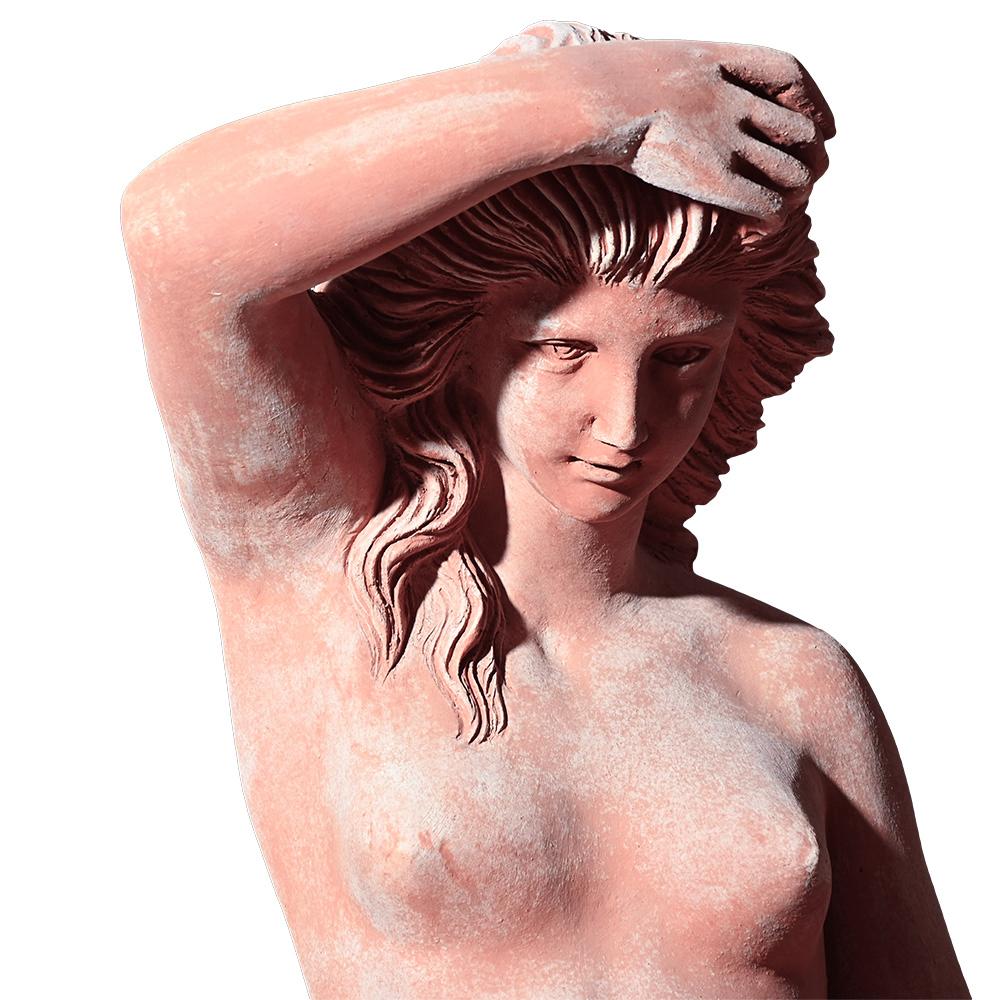 Grande sculpture en terre cuite Impruneta de Toscane, personnifiant le printemps. D'une hauteur de 145 cm, cette statue est en bon état et reflète l'élégance et le charme de la saison. L'artisanat incarne l'art intemporel associé à la terre cuite