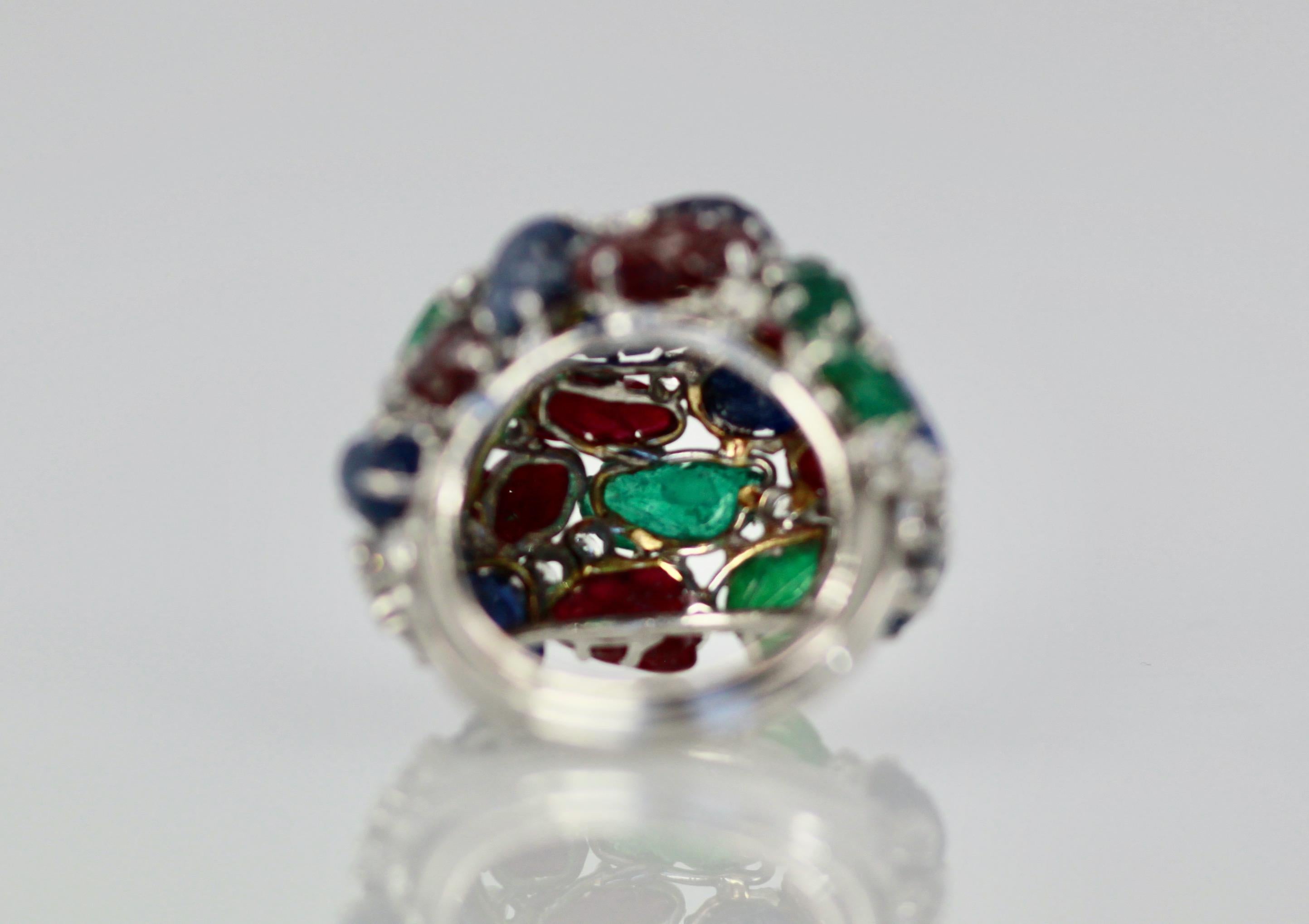 Art Déco Enorme anello Tutti Frutti 18K, smeraldi, rubini, zaffiri e diamanti in vendita