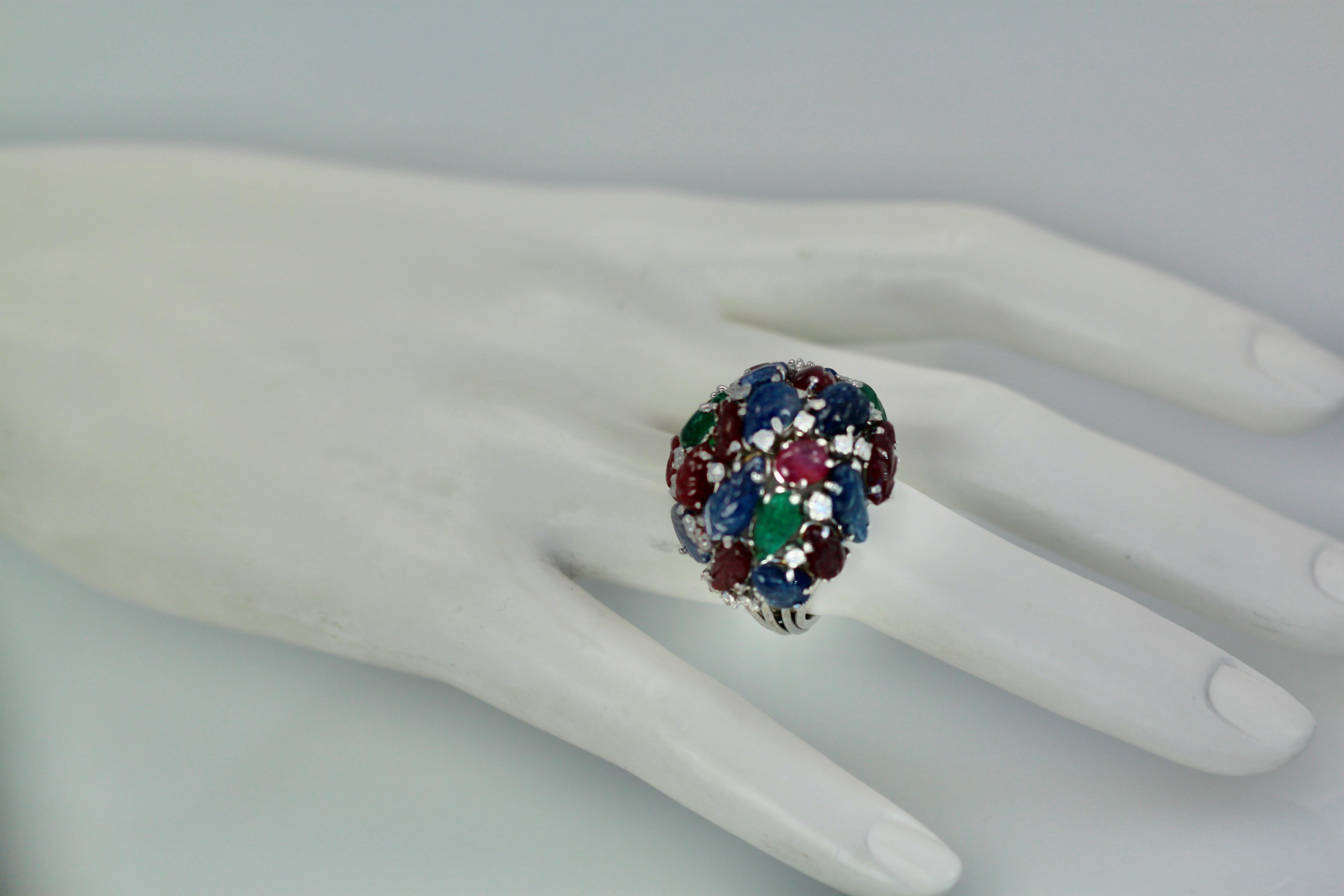 Taglio smeraldo Enorme anello Tutti Frutti 18K, smeraldi, rubini, zaffiri e diamanti in vendita