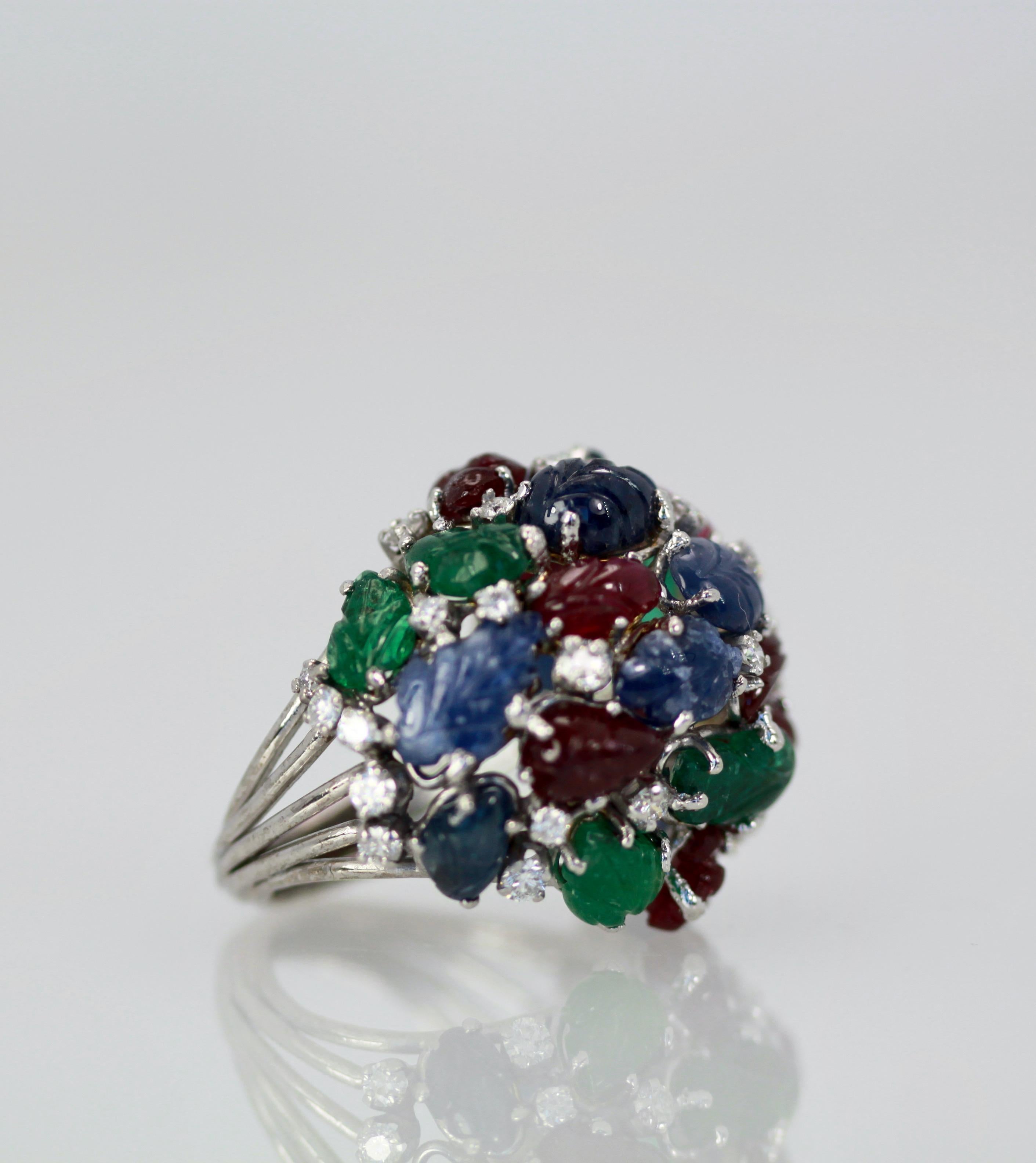 Donna Enorme anello Tutti Frutti 18K, smeraldi, rubini, zaffiri e diamanti in vendita