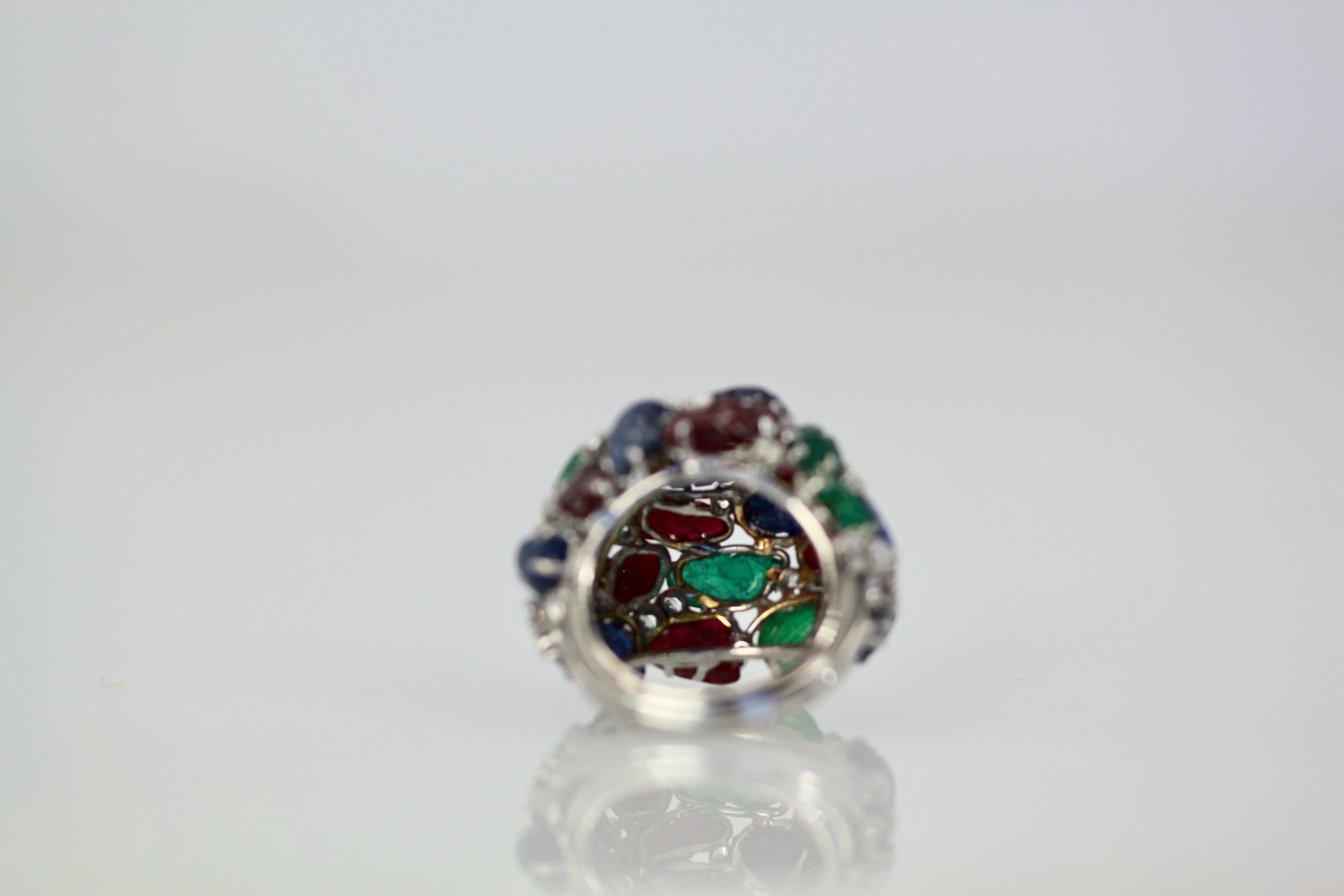 Enorme anello Tutti Frutti 18K, smeraldi, rubini, zaffiri e diamanti in vendita 2
