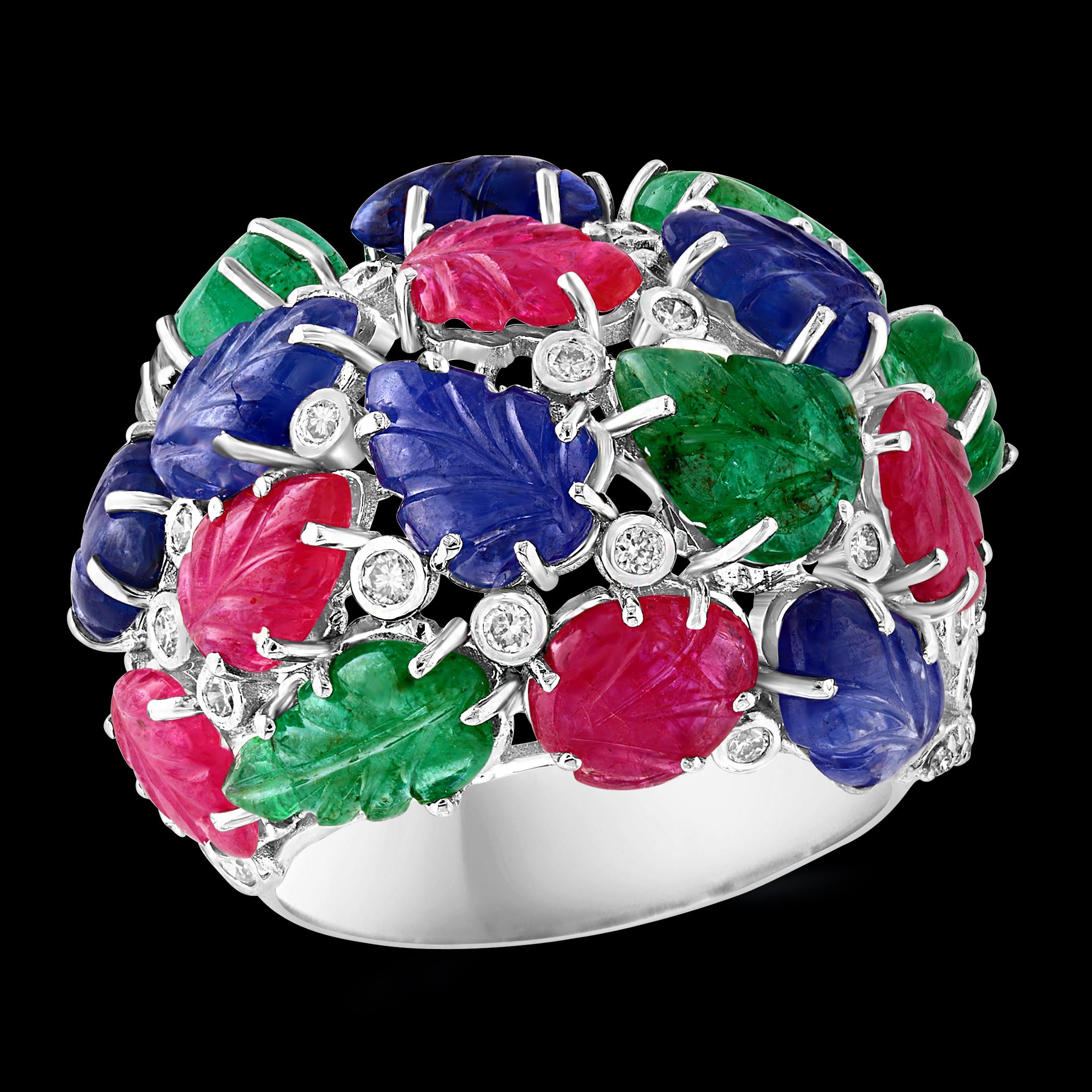 Taille cabochon Grande bague Tutti Frutti 18 carats, émeraudes naturelles, rubis, saphirs  Diamants taille 9 en vente