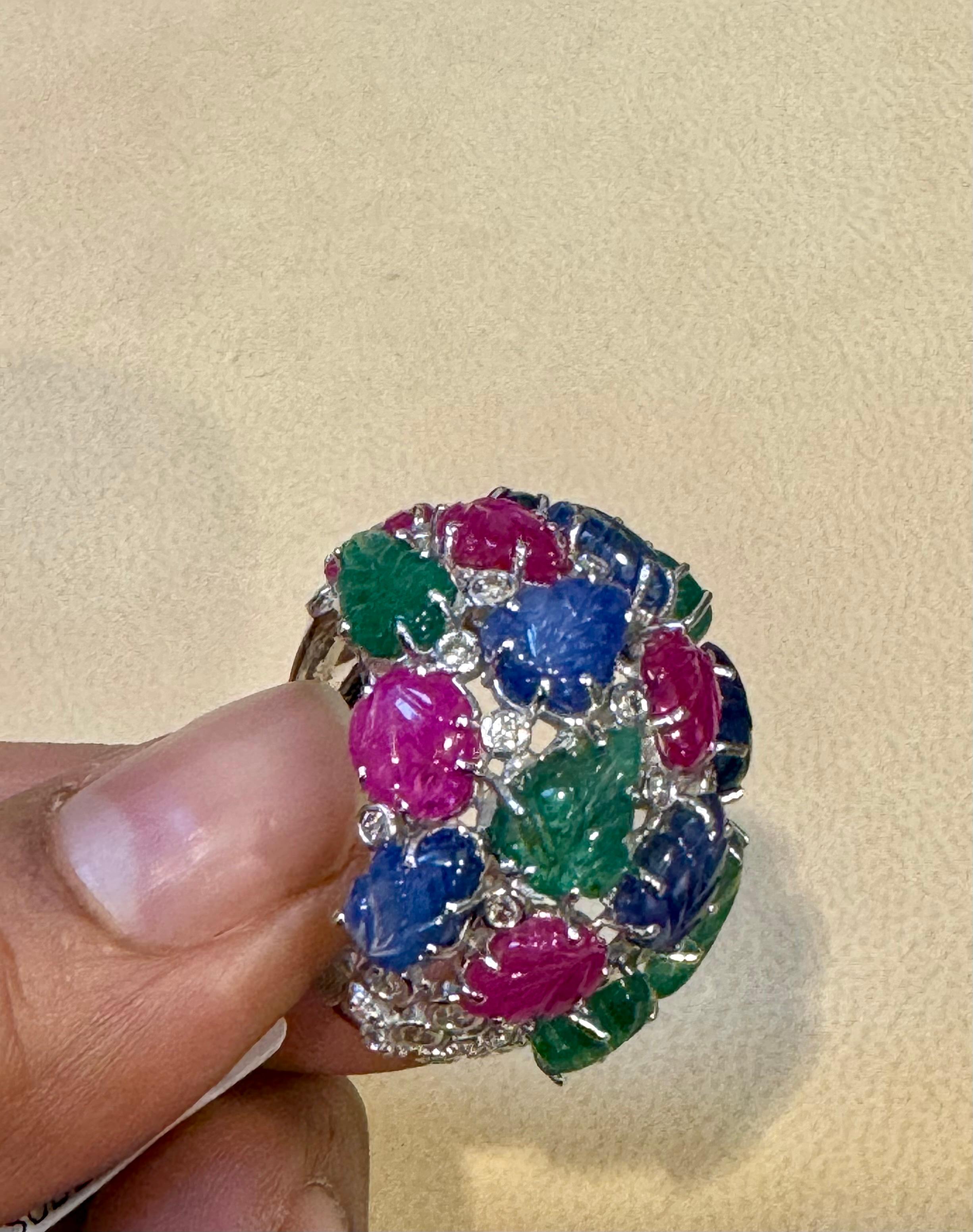 Großer Tutti Frutti 18K Ring, natürliche Smaragde, Rubine, Saphire  Diamanten Größe 9 im Zustand „Hervorragend“ im Angebot in New York, NY