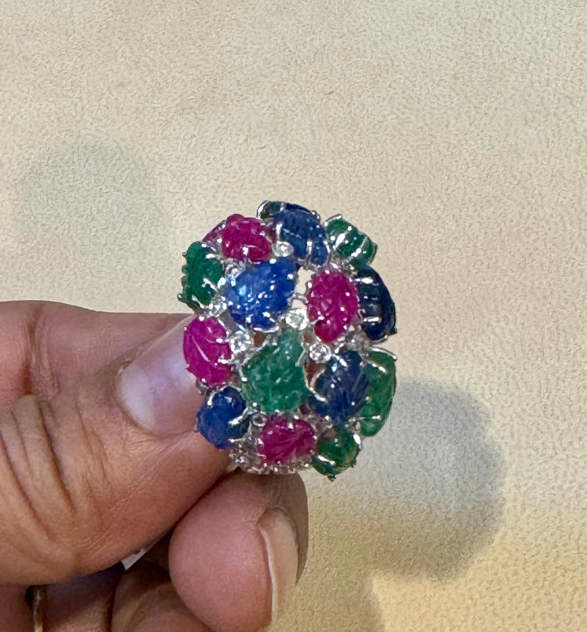 Großer Tutti Frutti 18K Ring, natürliche Smaragde, Rubine, Saphire  Diamanten Größe 9 Damen im Angebot